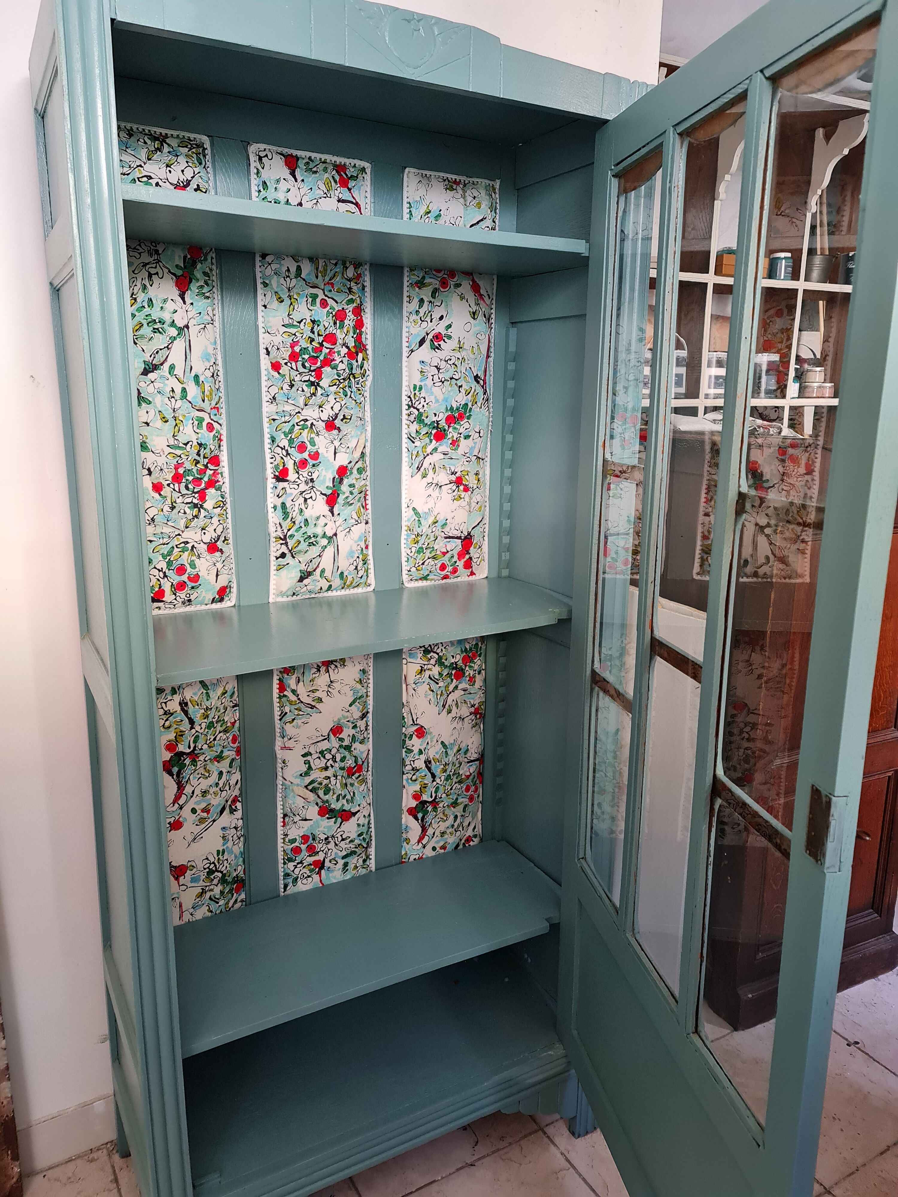 Vitrine style art déco jolie monogramme B couleur impérial intérieur ouatine et tissus créateur