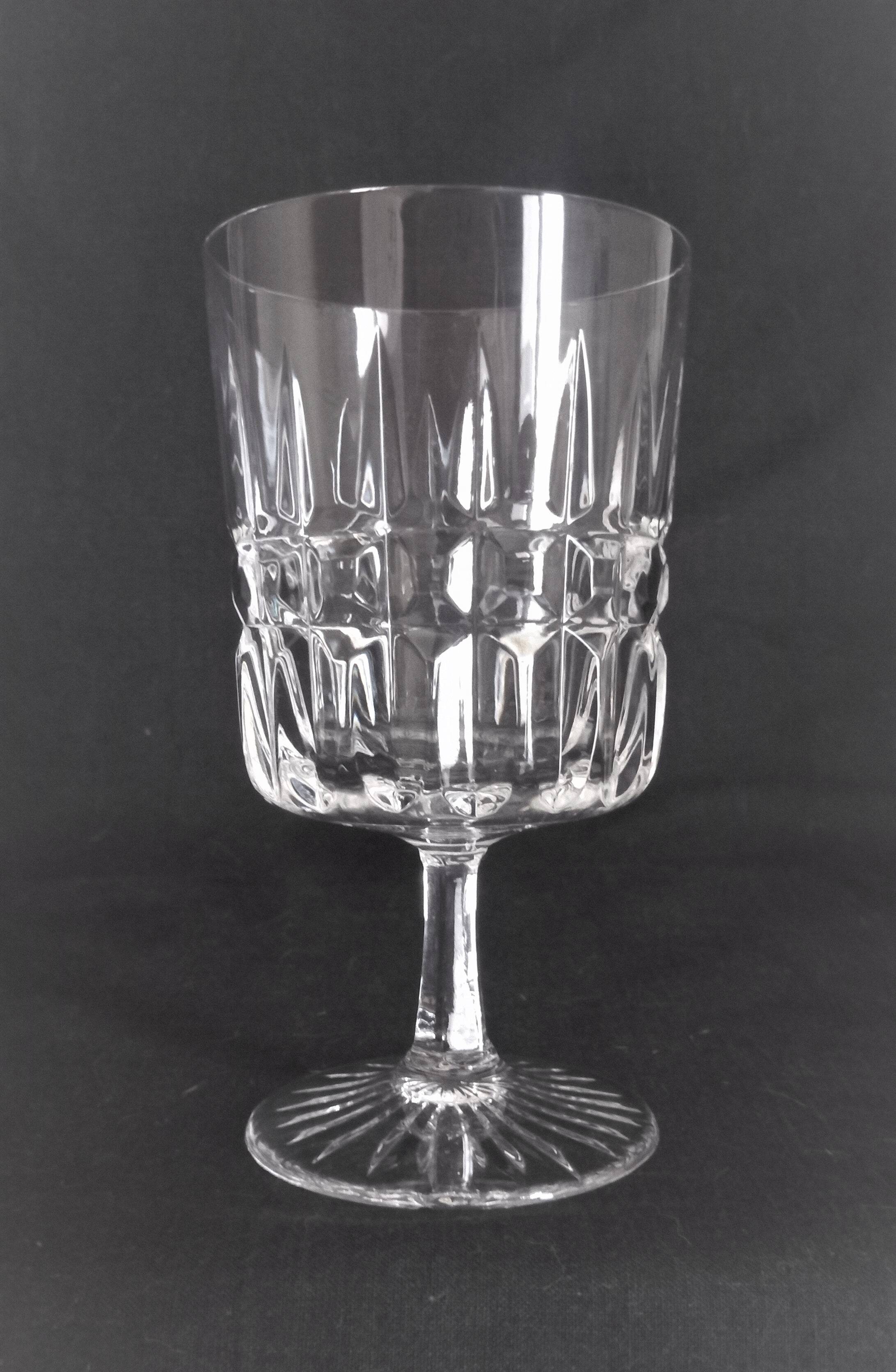 12 Art Deco wine glasses in cut crystal (in the style of Marignane Baccarat)