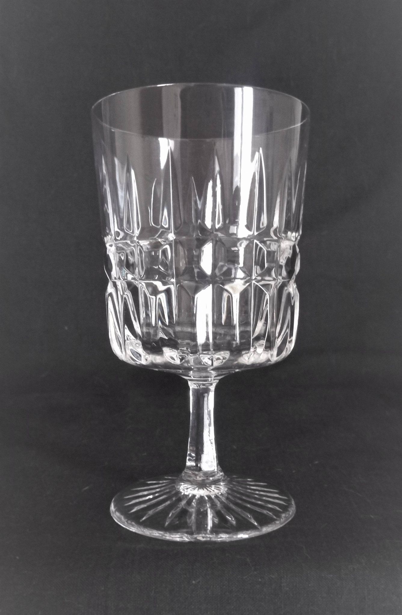 12 Art Deco wine glasses in cut crystal (in the style of Marignane Baccarat)
