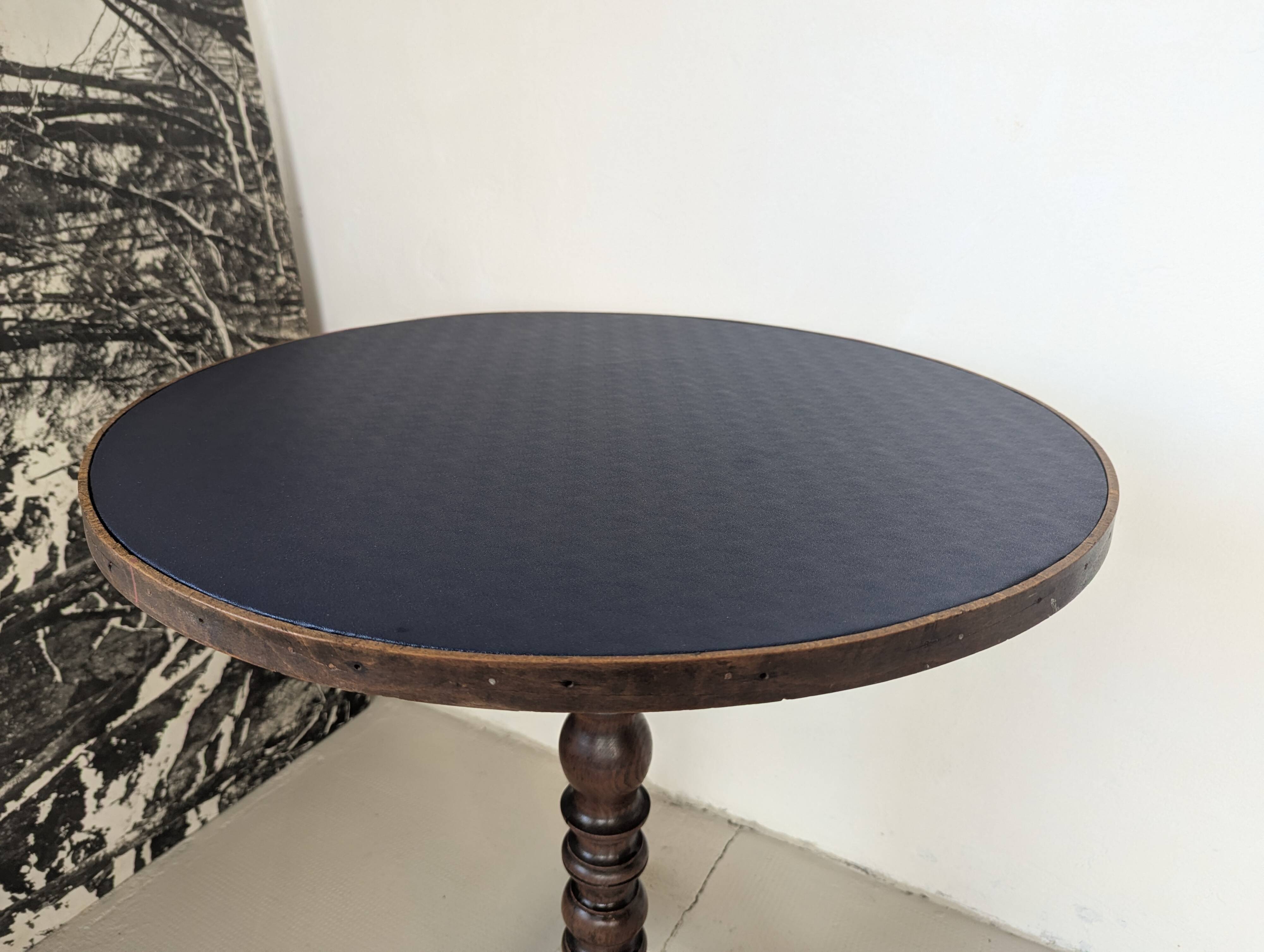 Table d'appoint ronde, pied en chêne tourné