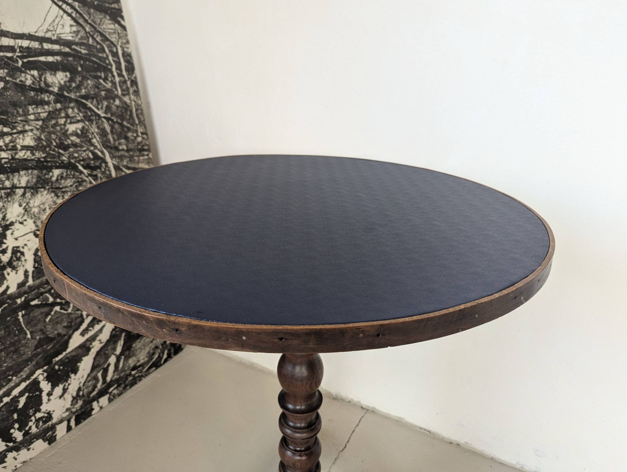 Round table, turned oak leg