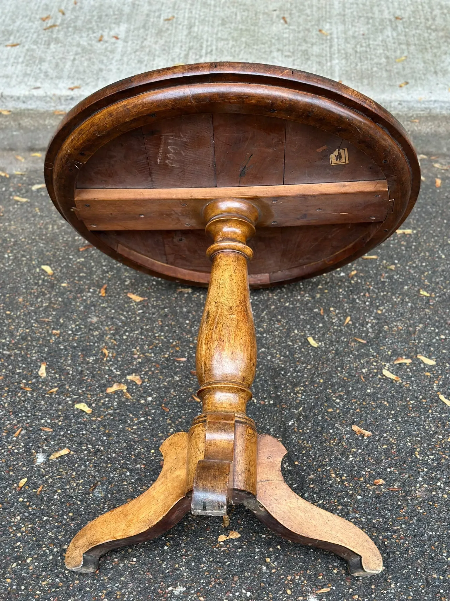Table ronde Louis Philippe pied central tripode noyer massif XIXe 80x77cm