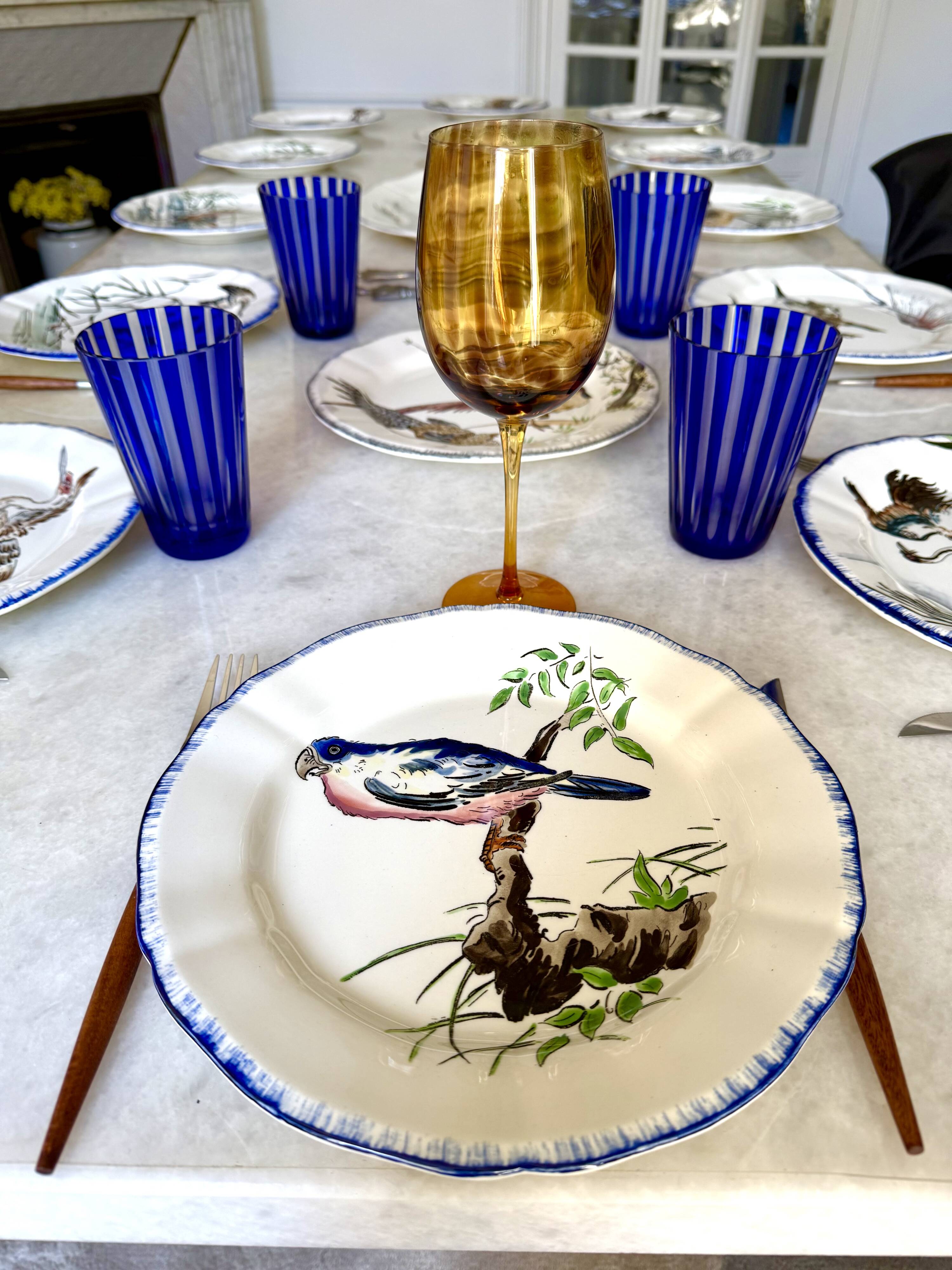 Service de table assiettes et plats Gien modèle grands oiseaux