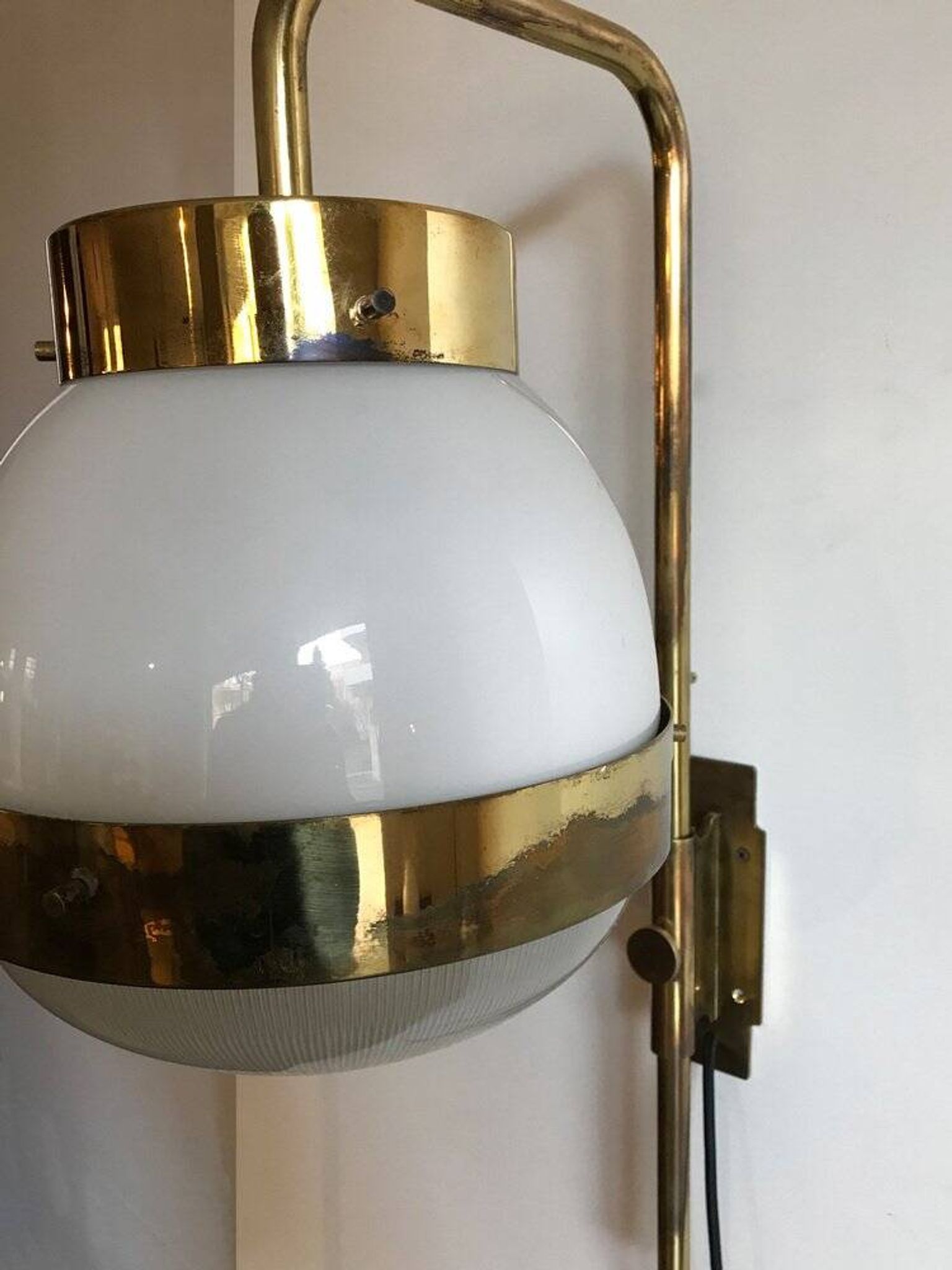 Grand appliqué italien Delta par Sergio Mazza pour Artemide, années 1960.