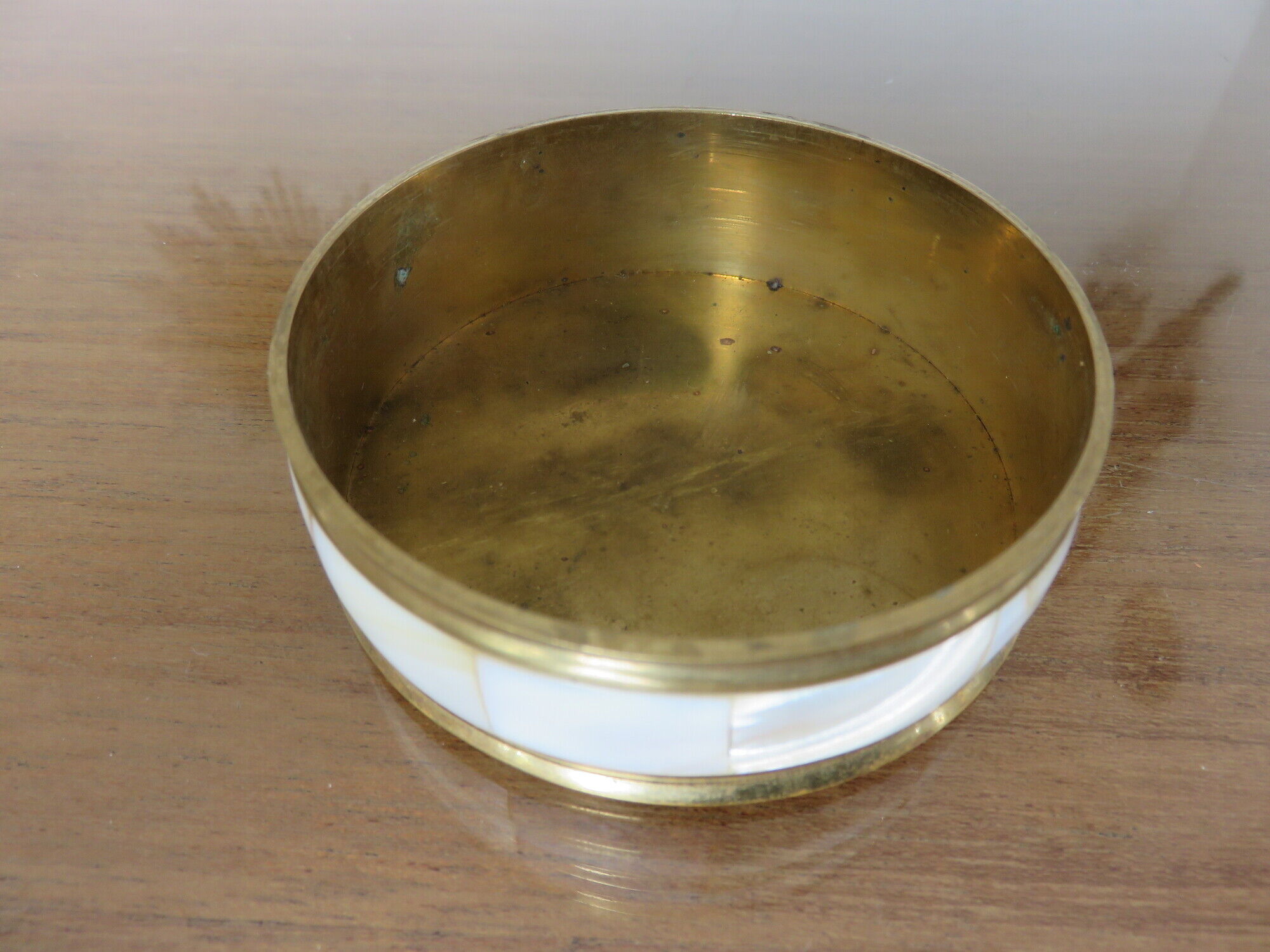 Round box in white mother-of-pearl and brass 60s 70s