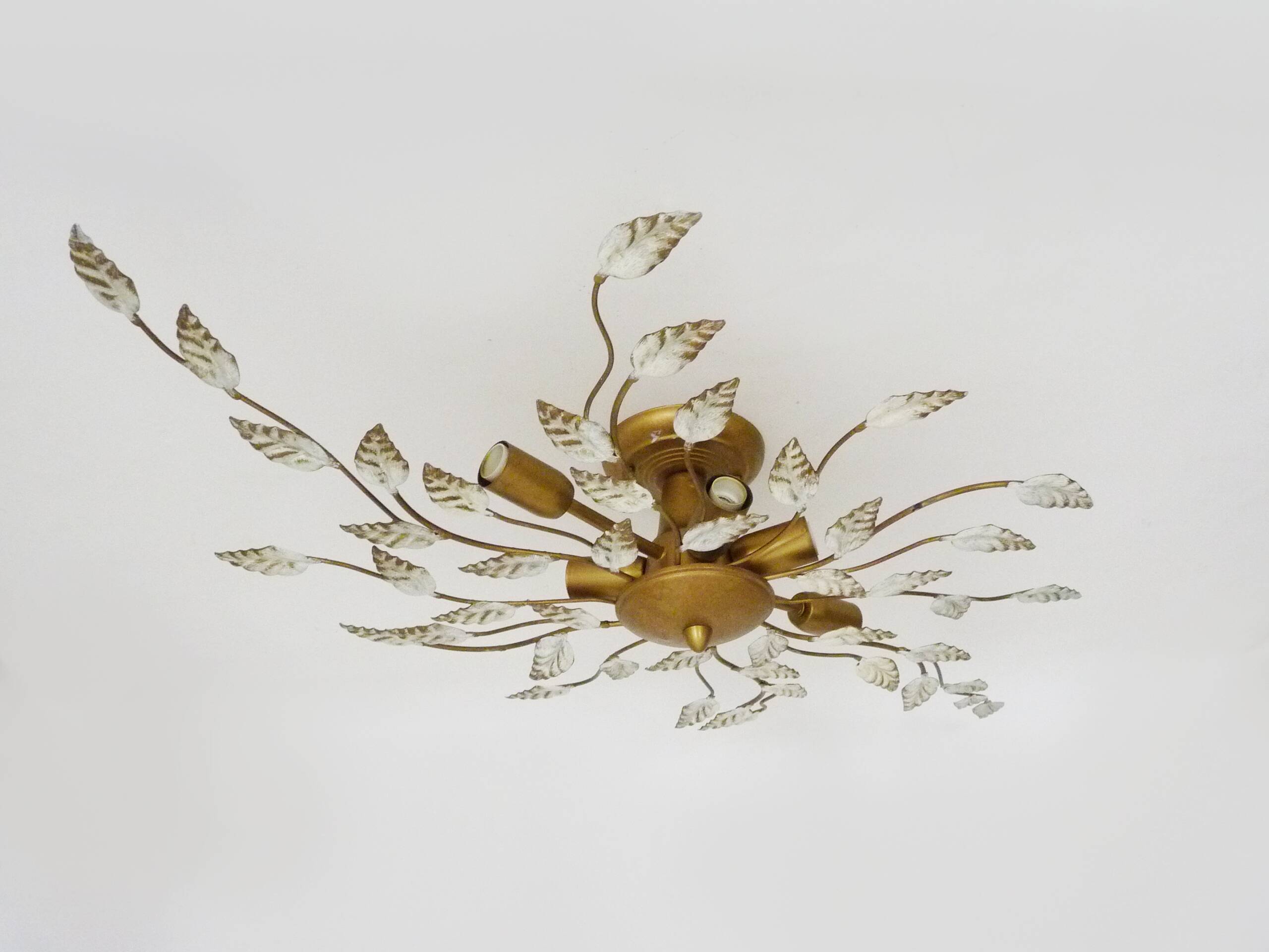 Vintage ceiling light in gold metal with foliage decoration. 6-light ceiling light.