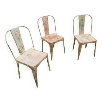 Suite de 3 chaises empilables de jardin bistrot Tolix patinées début 20ème siècle