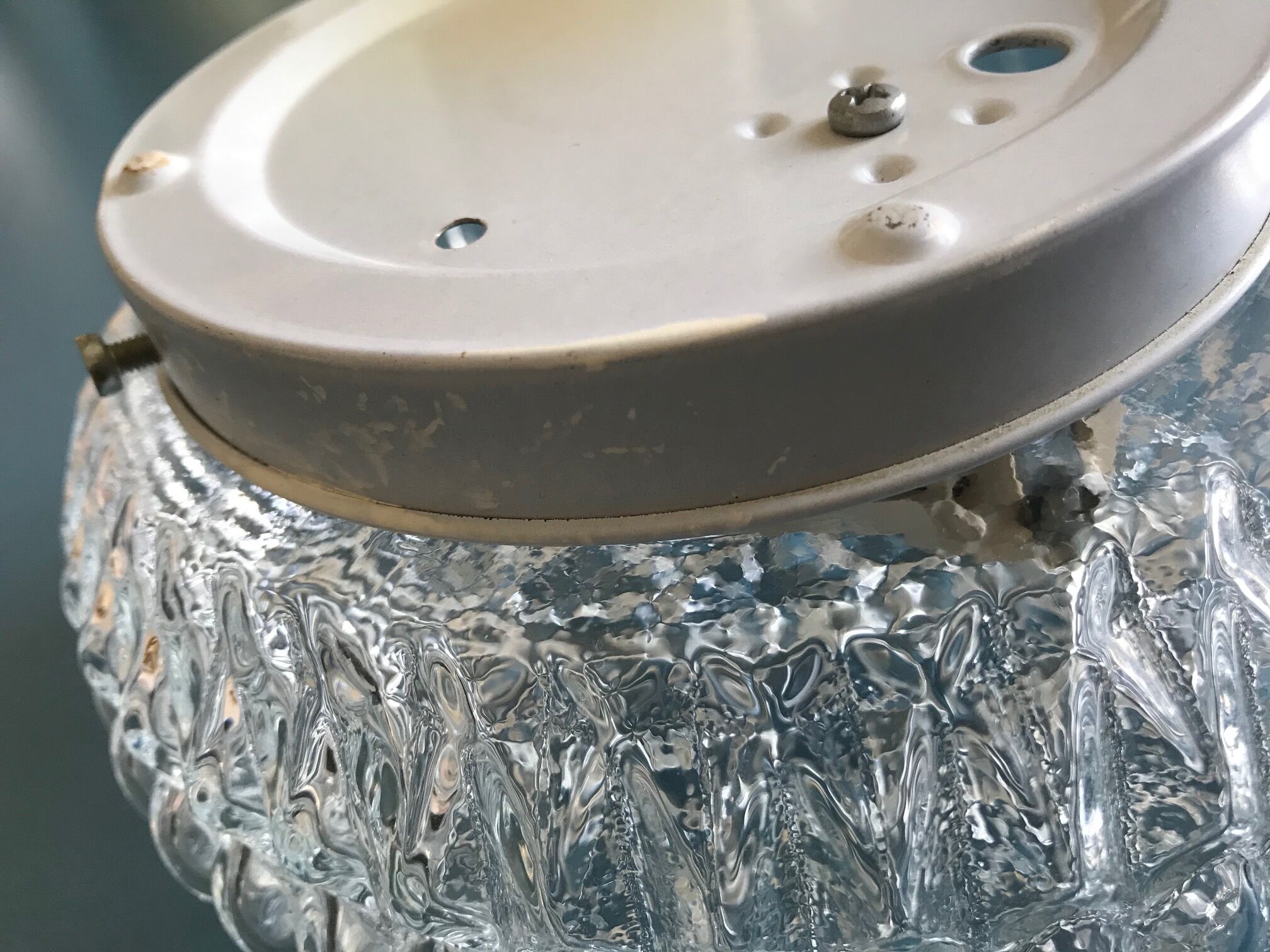 Round ceiling light in chiseled glass