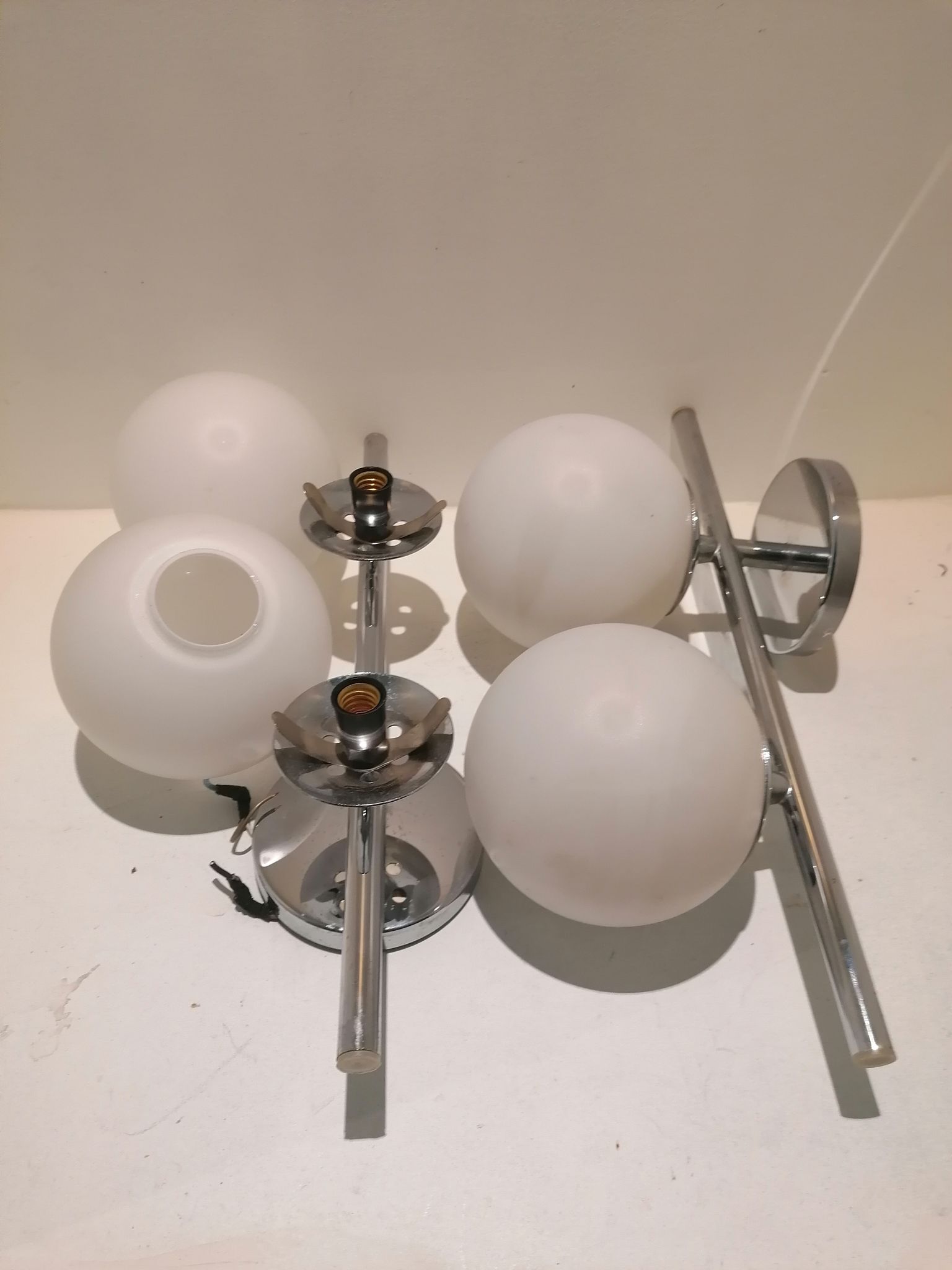 2 appliques double chromée et verre opalin 1960