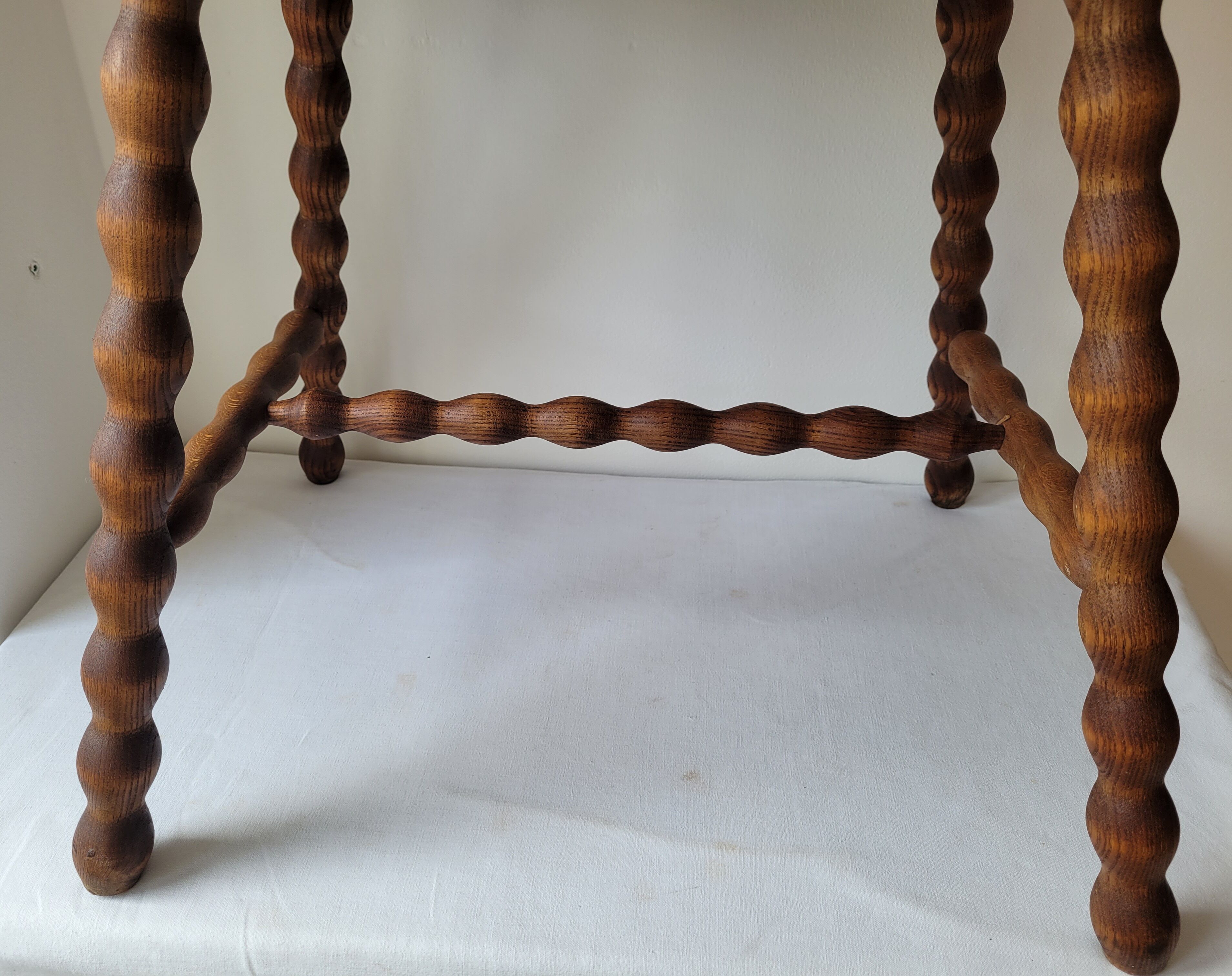 Table basse brutaliste pieds torsadés