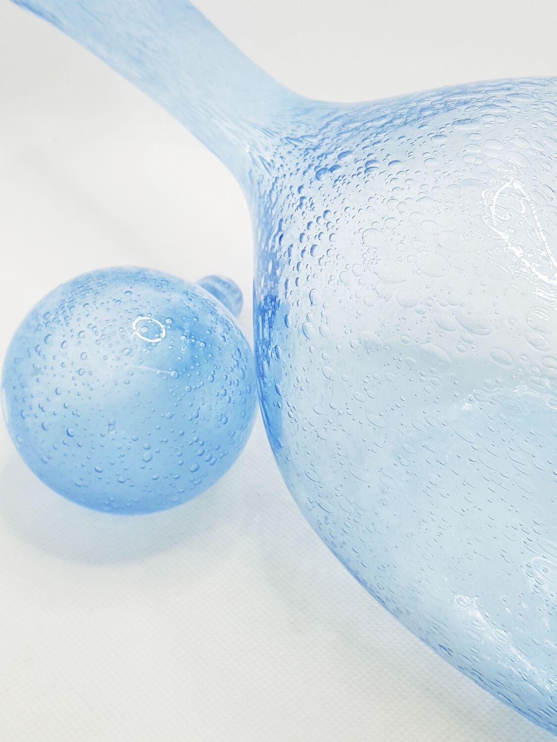 Carafe mauve soufflée à la main