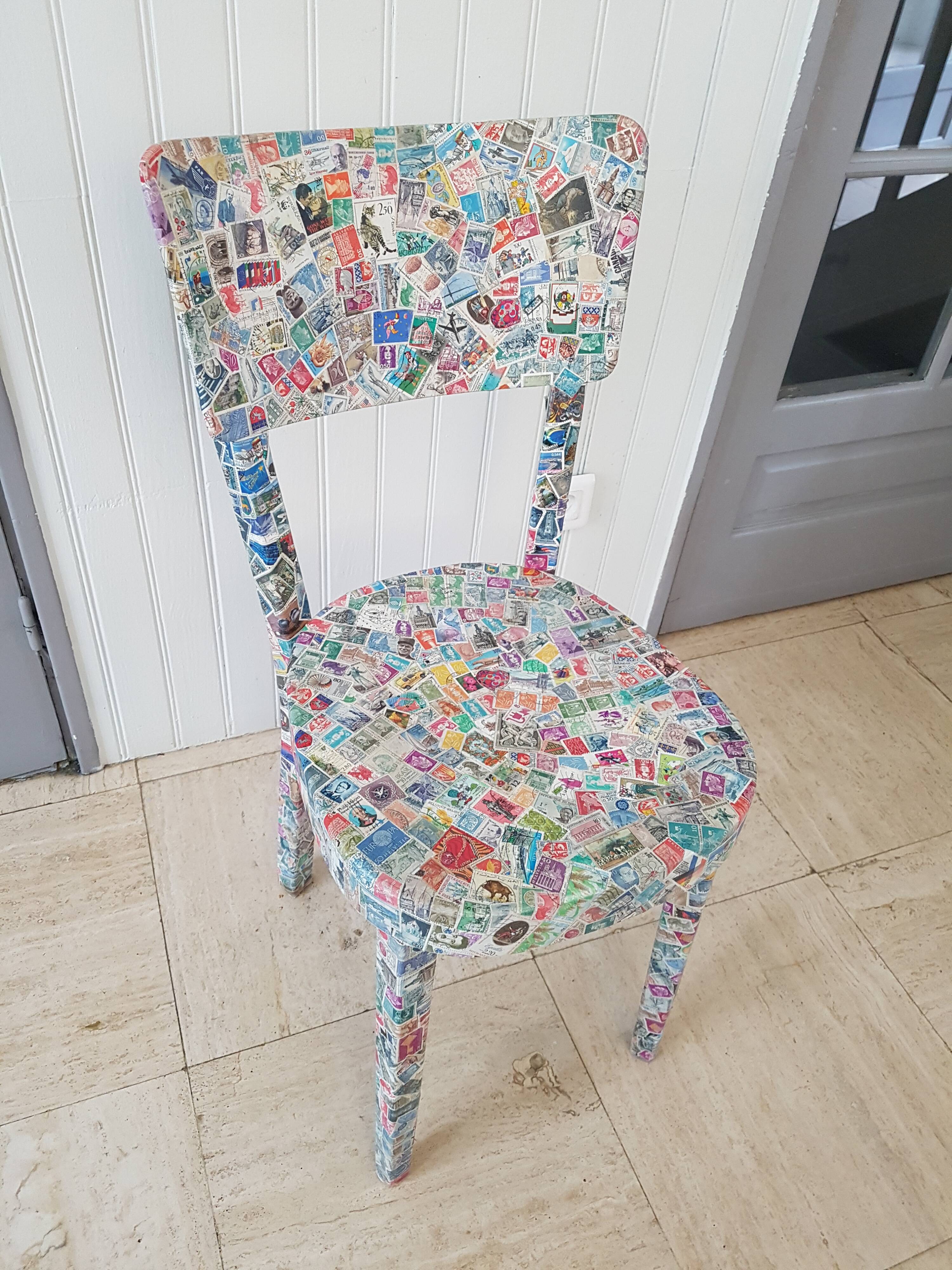 Chaise timbrée