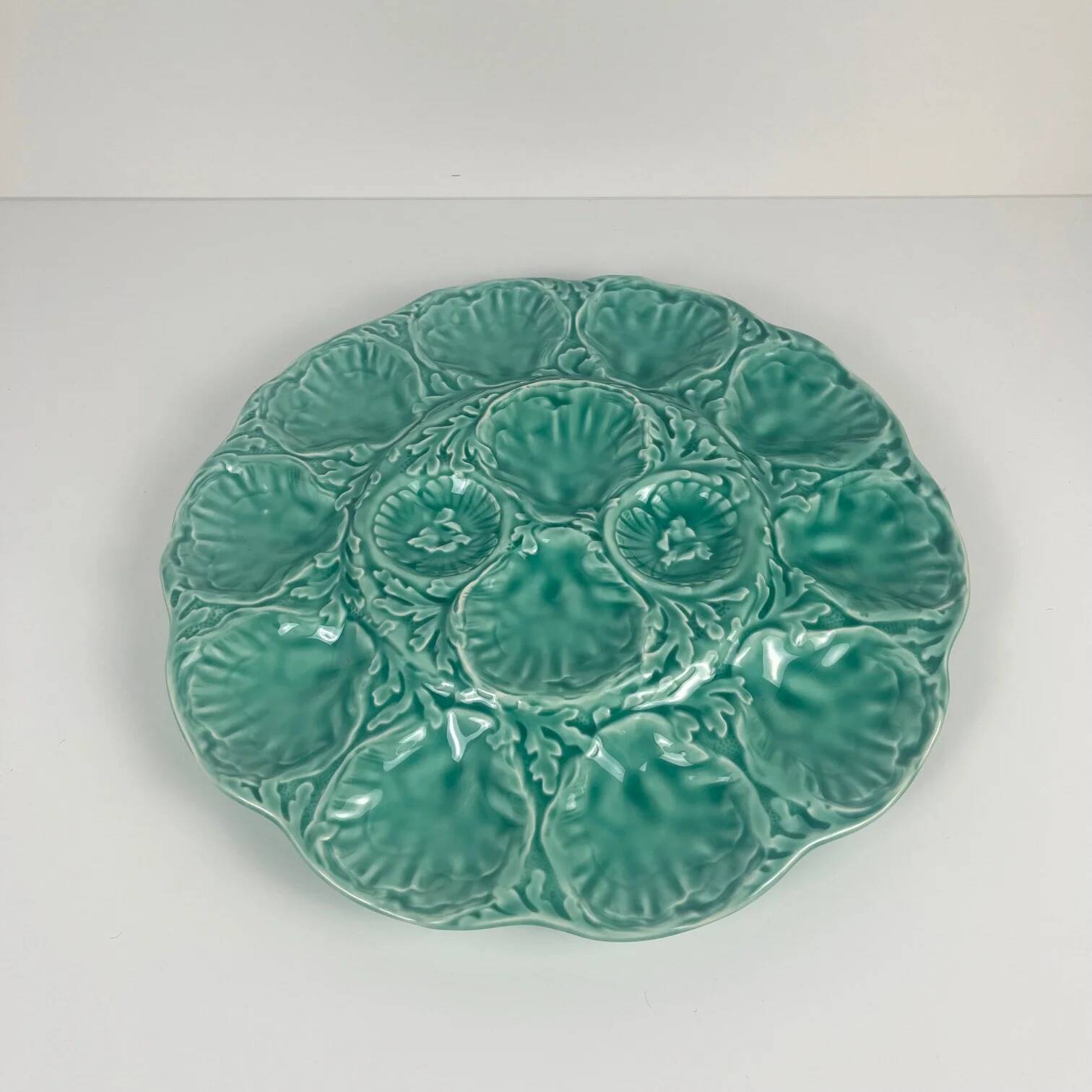 Large oyster plate Gien, slipware, turquoise, 1960-70