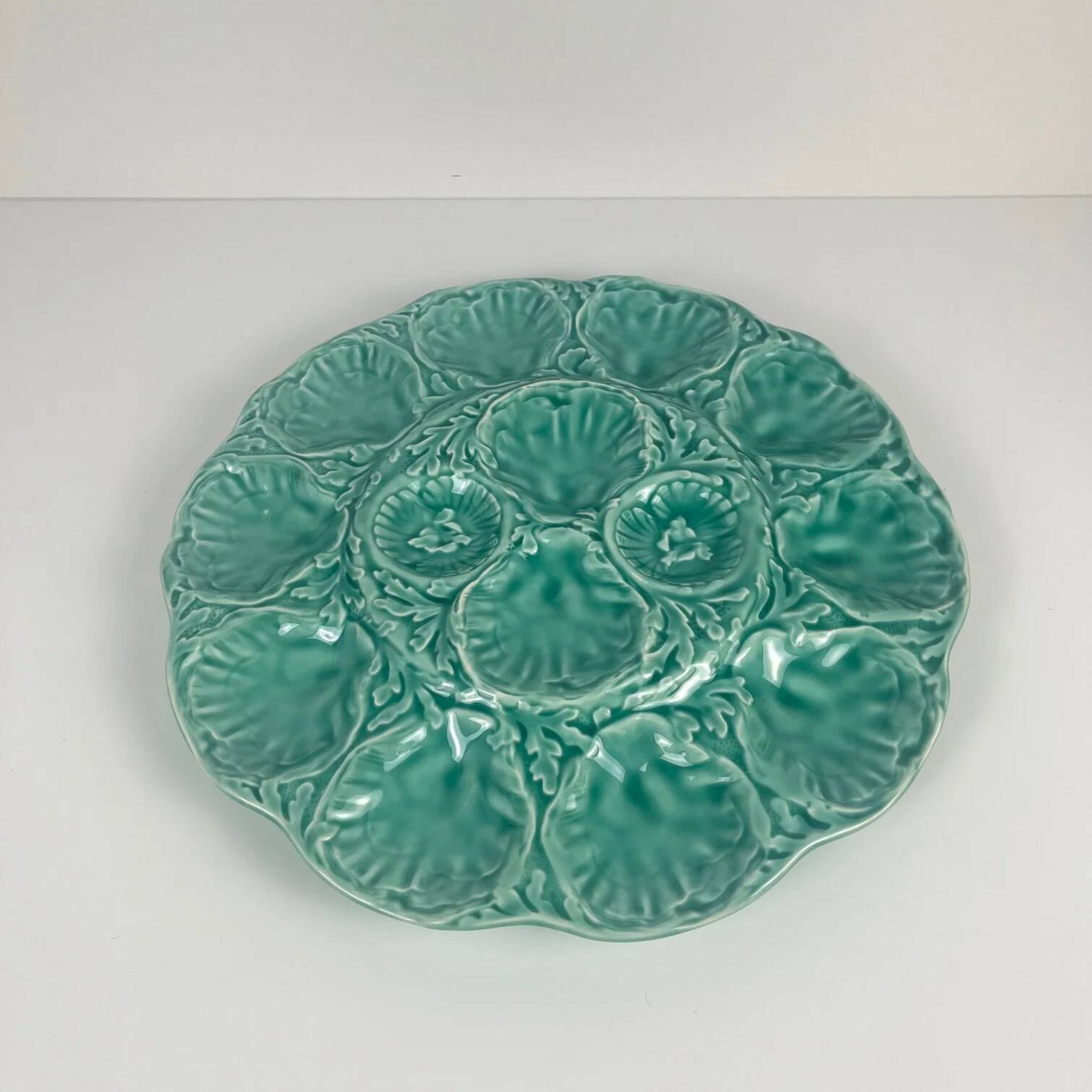 Large oyster plate Gien, slipware, turquoise, 1960-70
