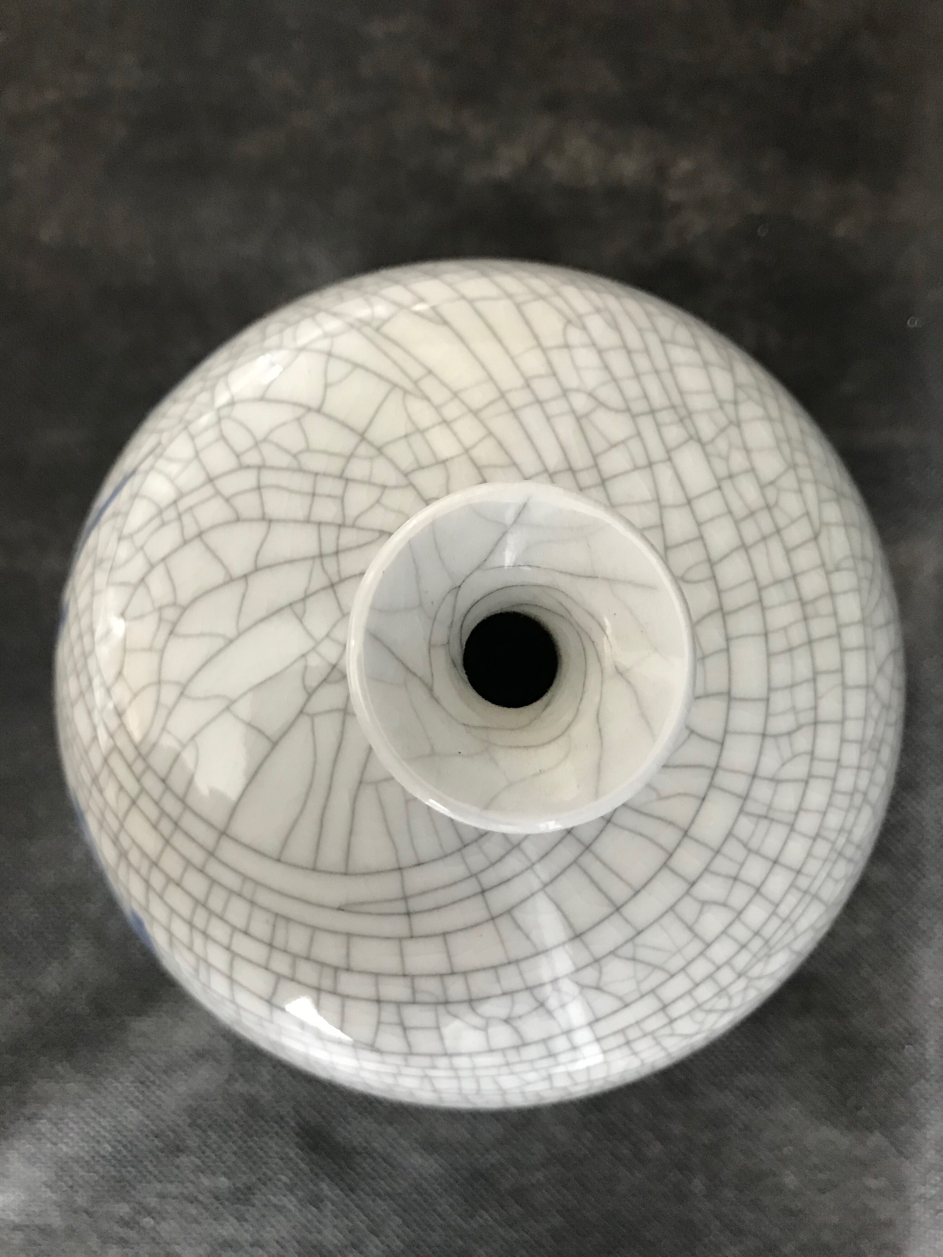 Vase ball with flattened pinched collar