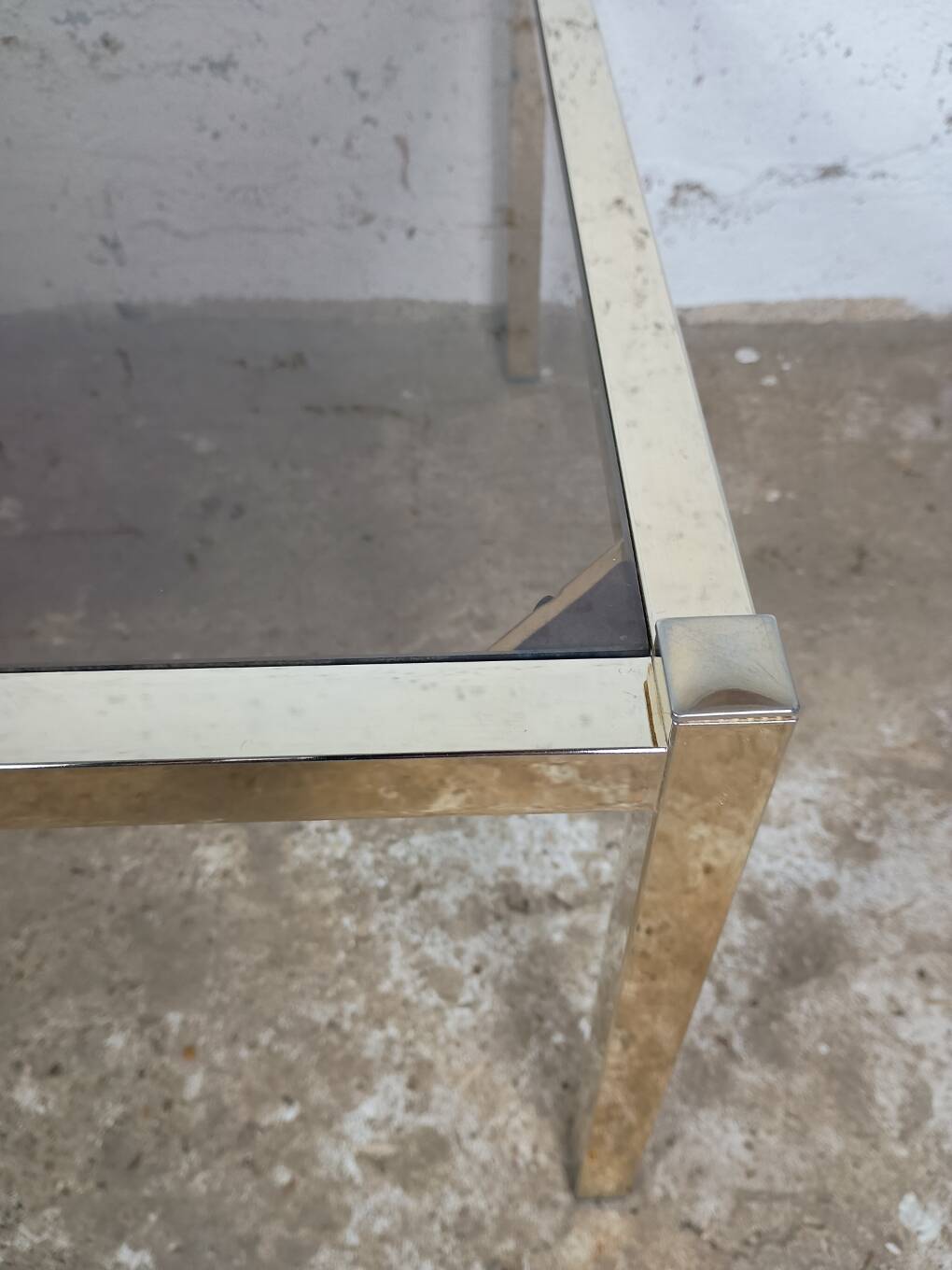 Table basse carrée chrome doré verre fumé années 70