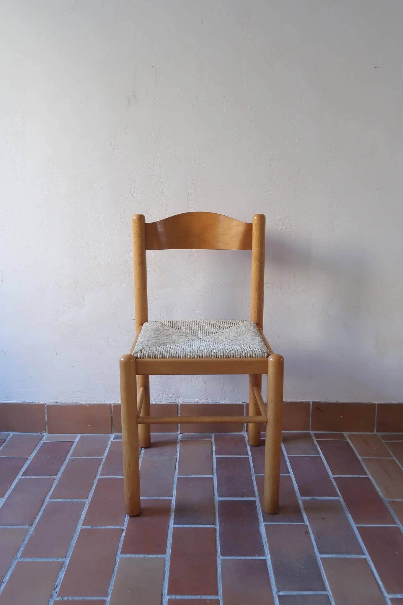 4 solid pine chairs, straw seats, shaped backrest.