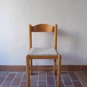 4 chaises en pin massif, assises paillées, dossier chantourné