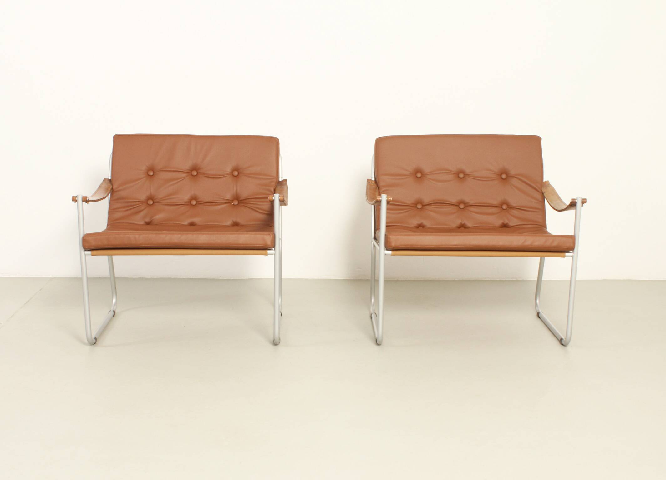 Paire de fauteuils de style safari avec accoudoirs en sangles de cuir, 1960