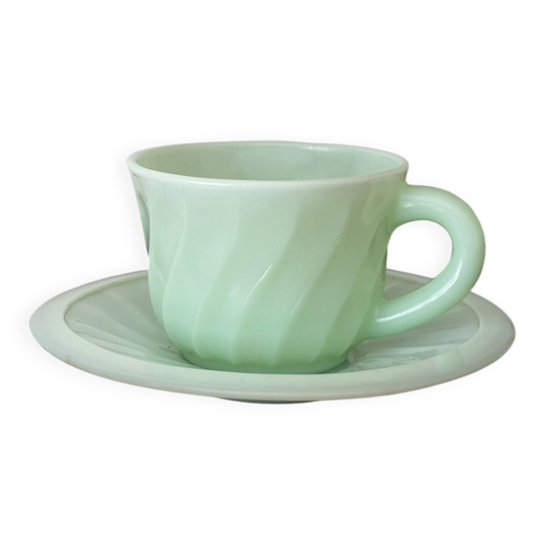 Ancienne tasse et sa soucoupe en opaline vert menthe