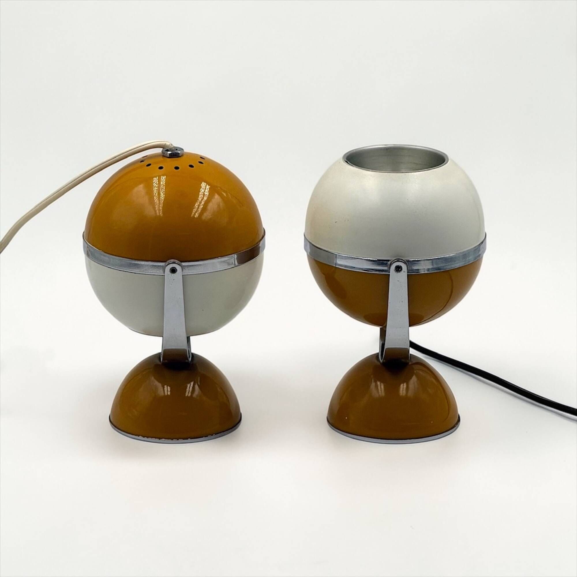 Paire de lampes eyeball Space Age métal blanc moutarde chrome Italie 1960s