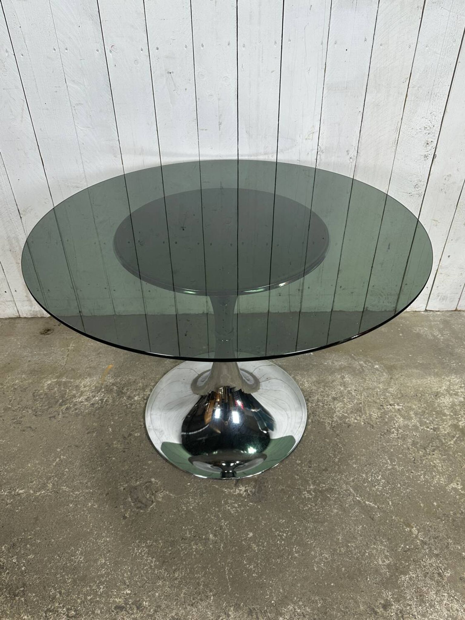 Table pied tulipe plateau verre fumé attribué à Gastone Rinaldi