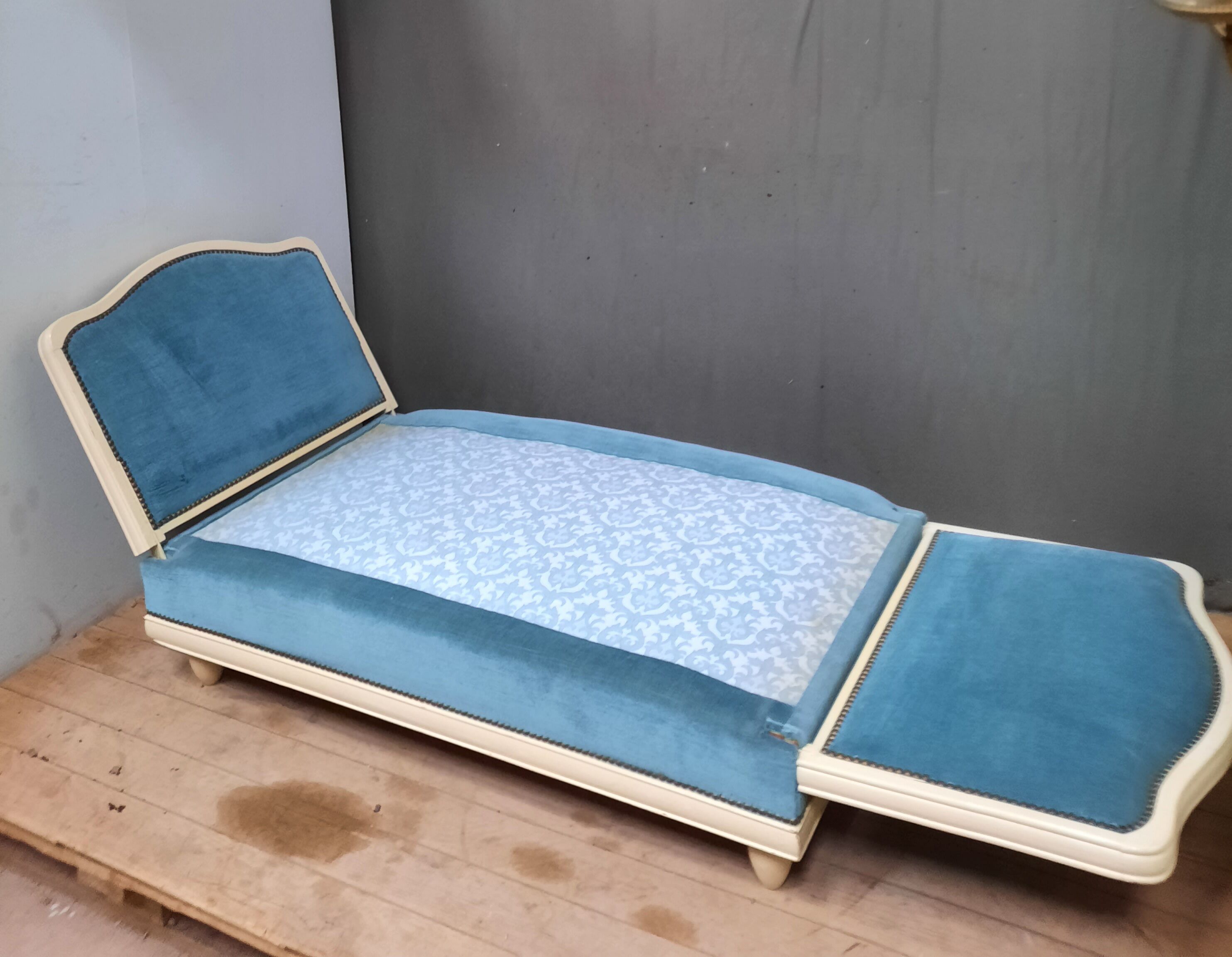 Convertible bench in the year 1950