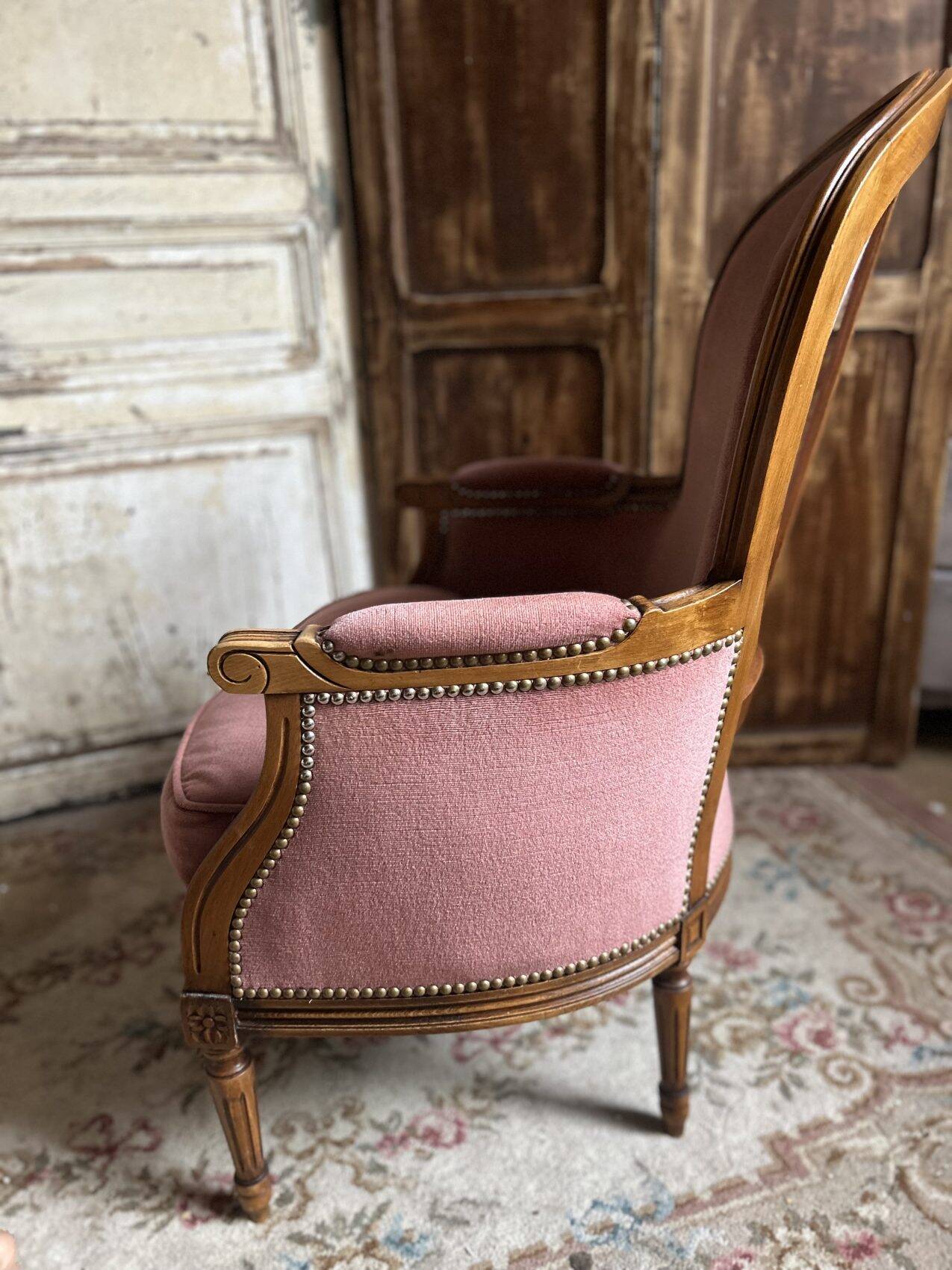 Small Louis XVI armchair in old rose velvet, removable seat – Chic and comfortable