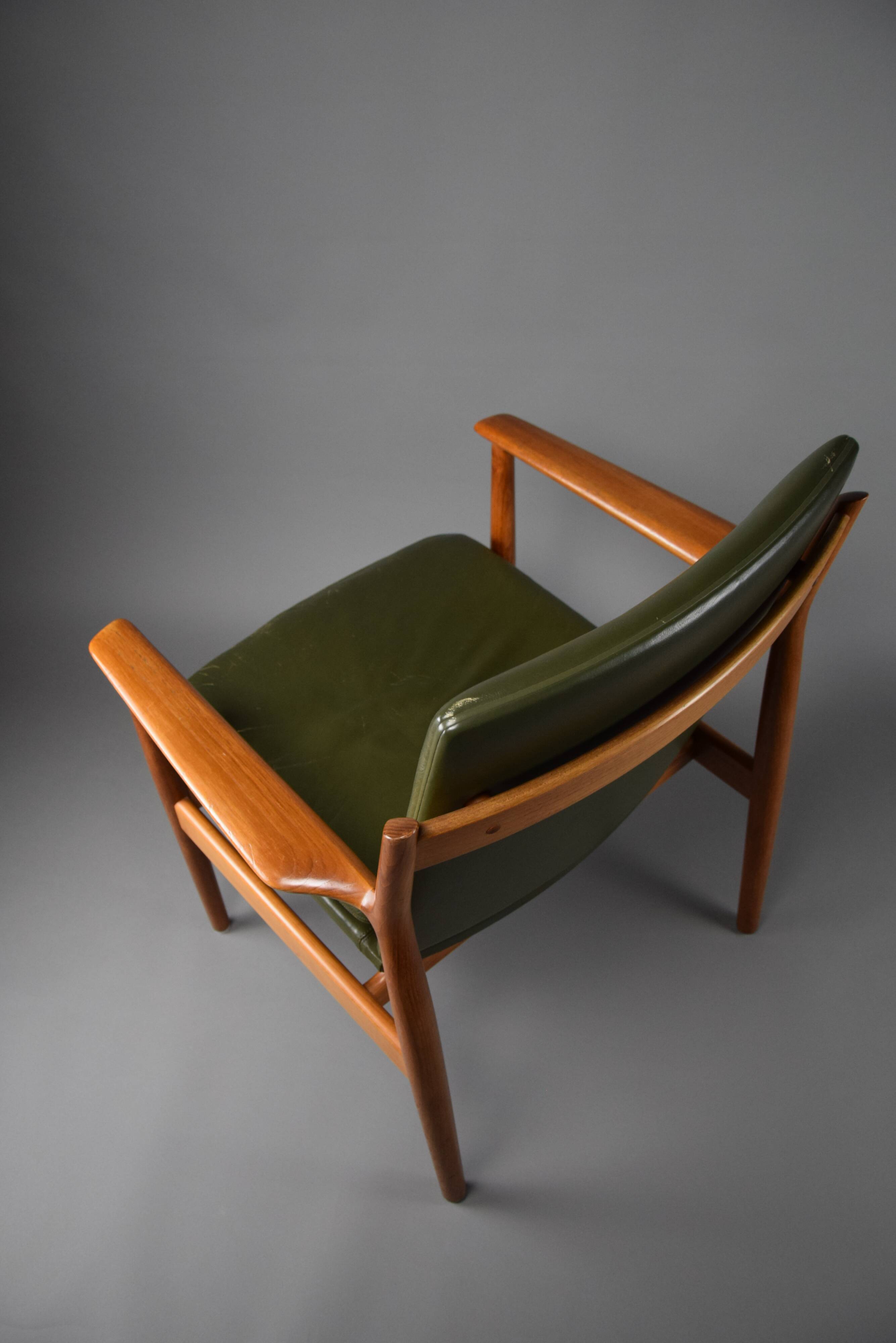 Fauteuil danois moderne du milieu du siècle, vert olive, modèle 431 par Arne Vodder