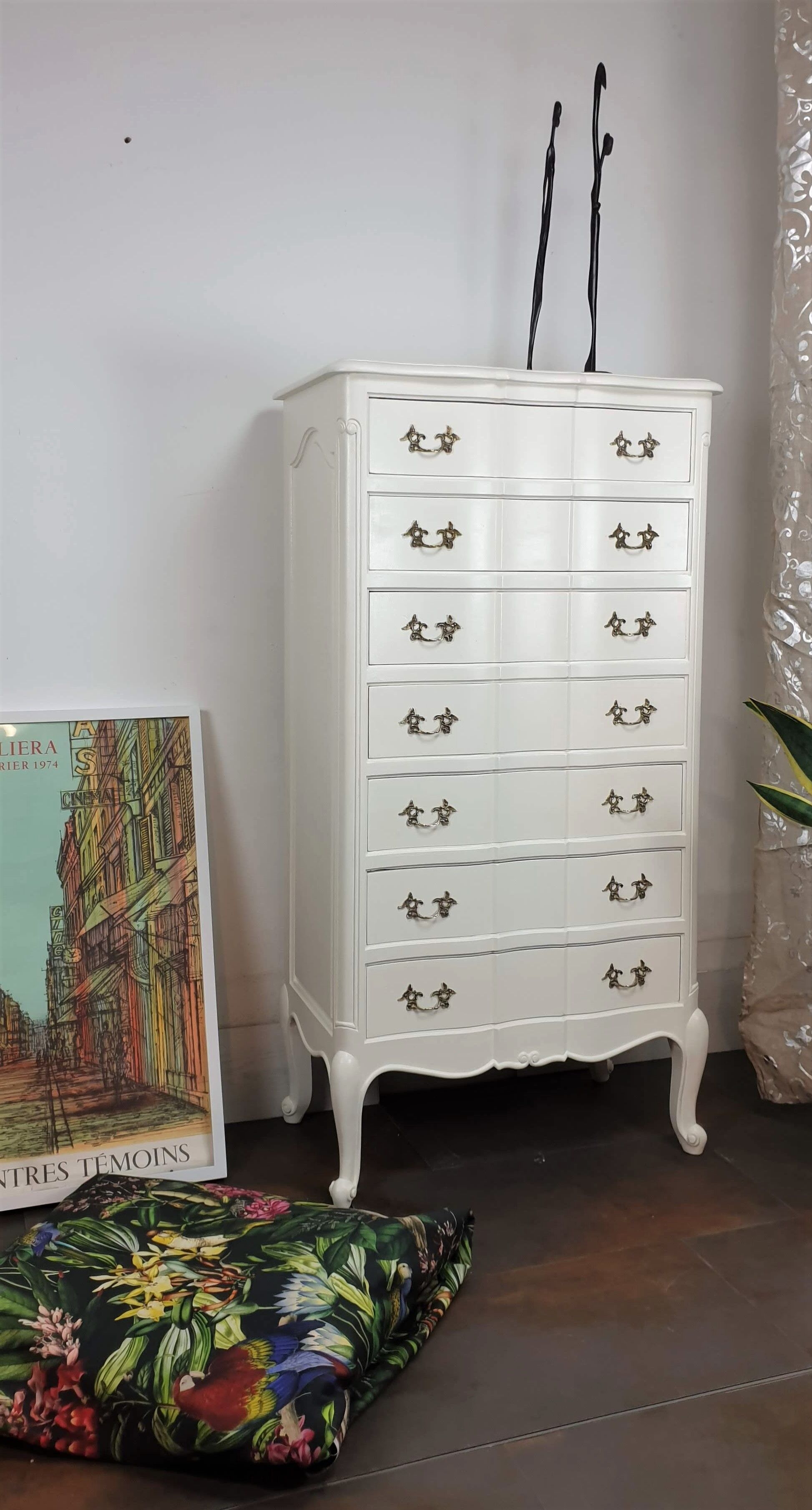 Louis xv-style cream white rag maker