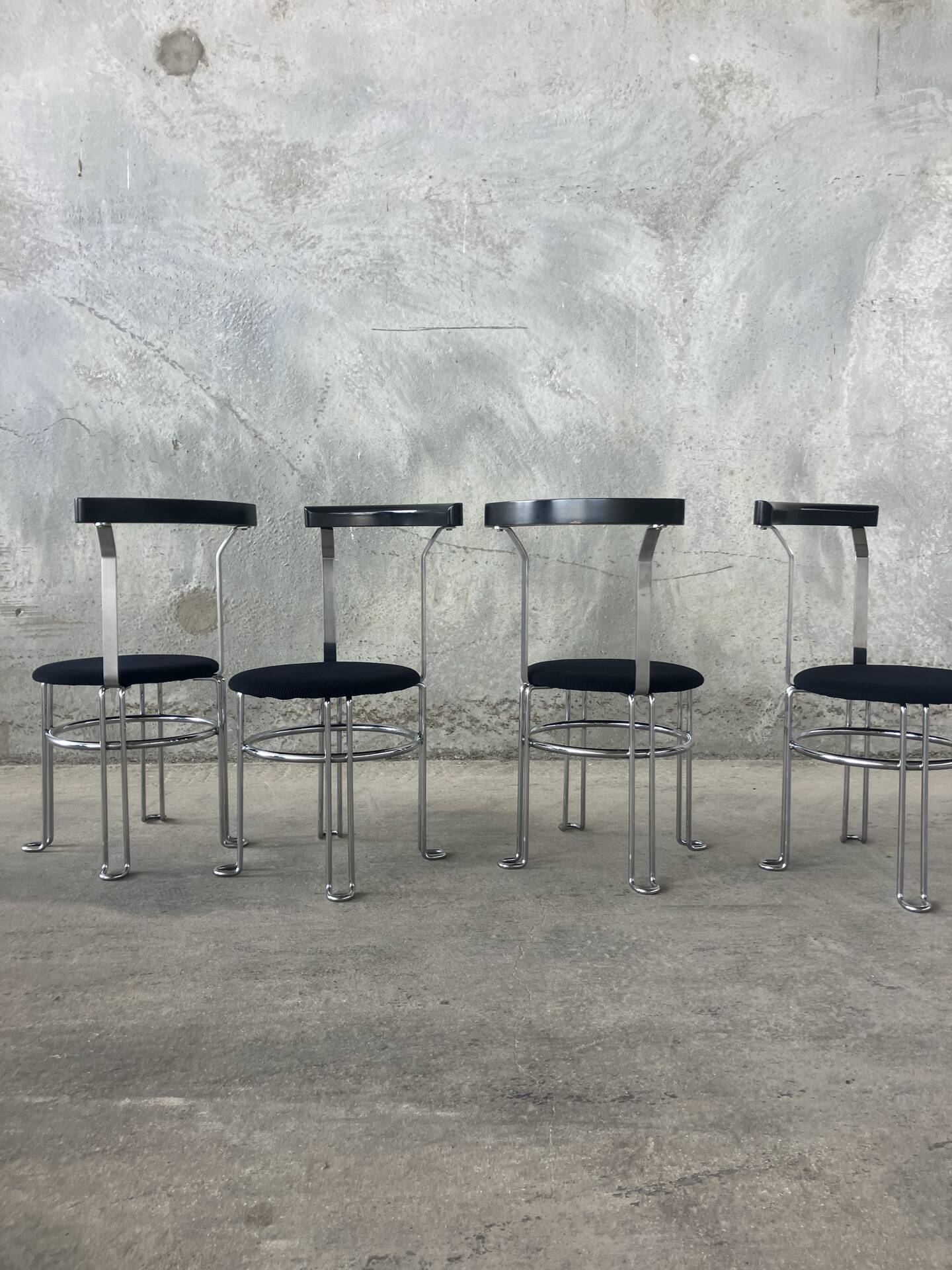 4 chaises postmodernes, 1980