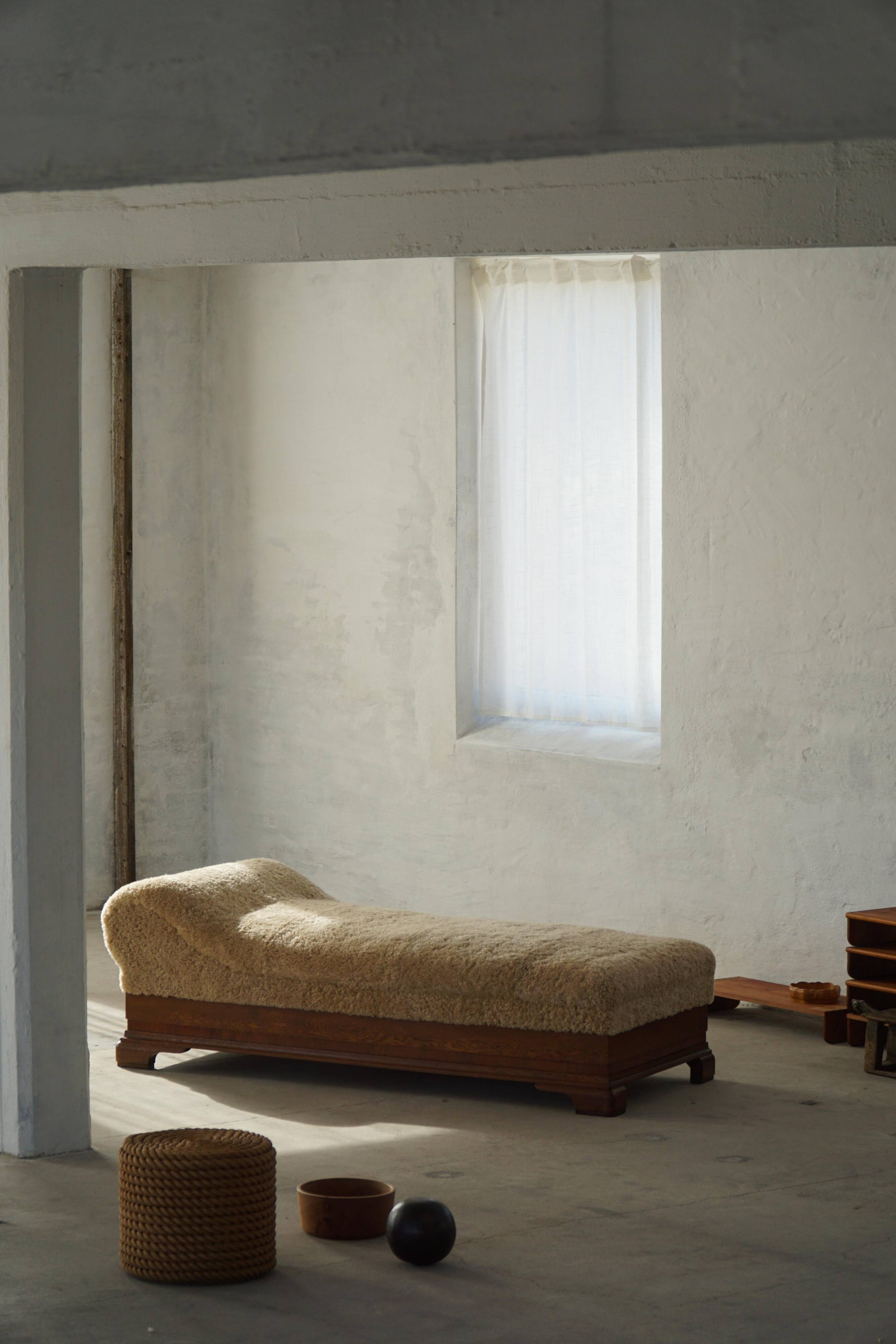 Art Deco, upholstered daybed in lambswool, Danish cabinetmaker, 1930s.