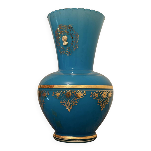 Vase en opaline bleue avec décor doré et camées incrustés – Années 70