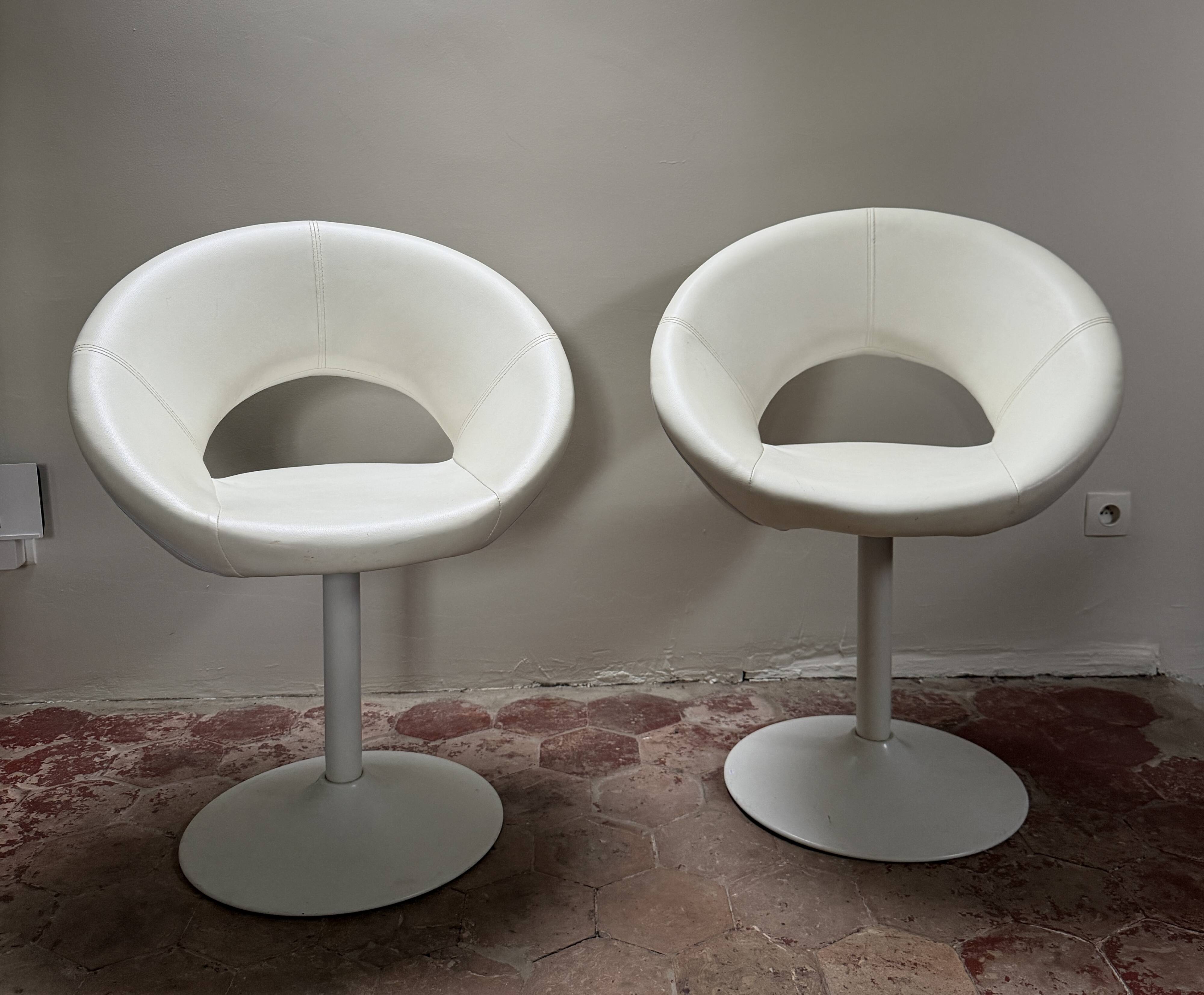 Pair of vintage white swivel armchairs in tulip style.