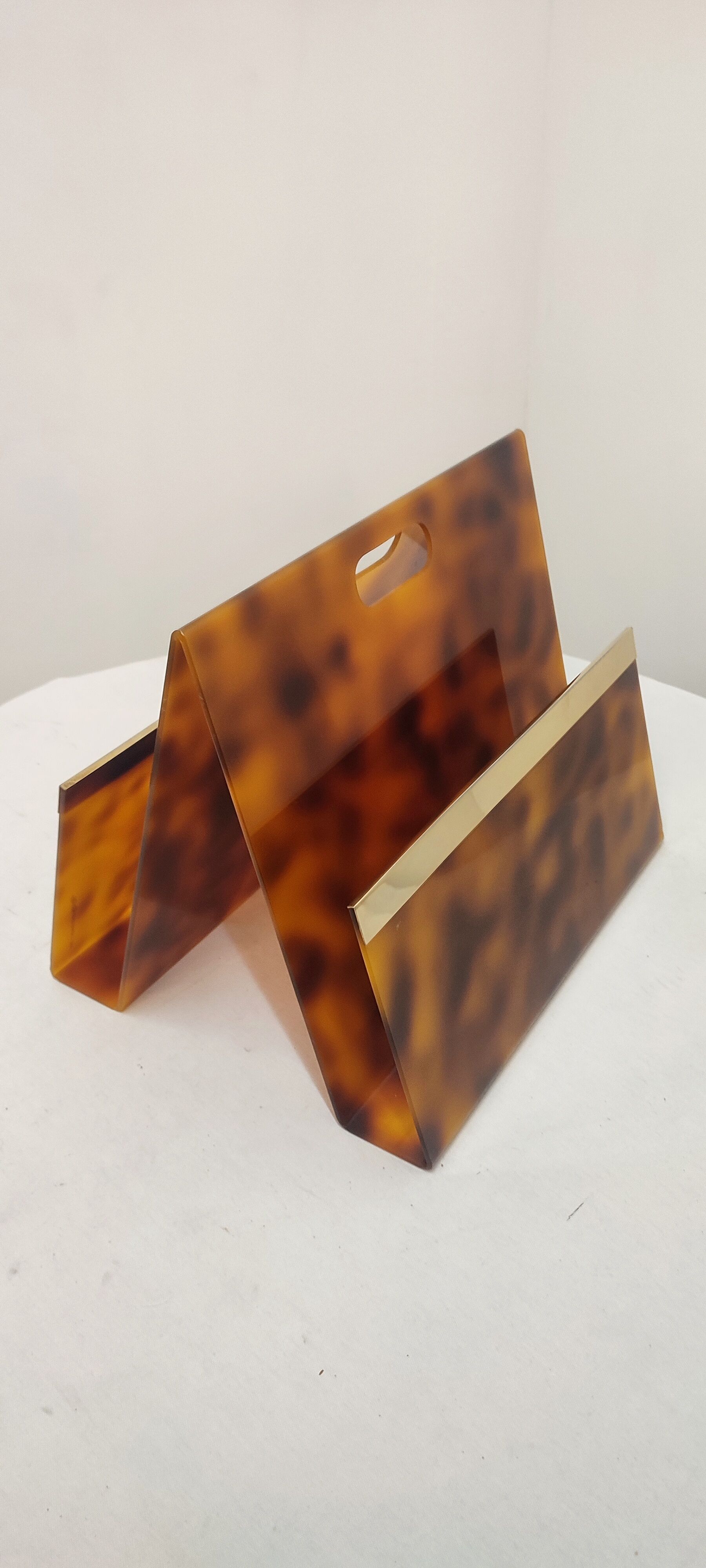 Porte-revues en méthacrylate et laiton Italie années 1970.