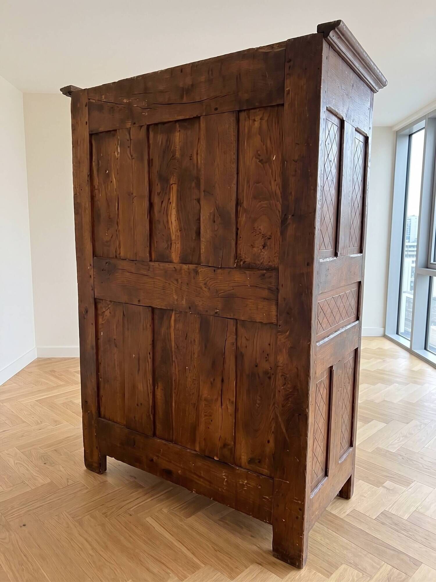 Armoire normande ancienne en bois sculpté 1886
