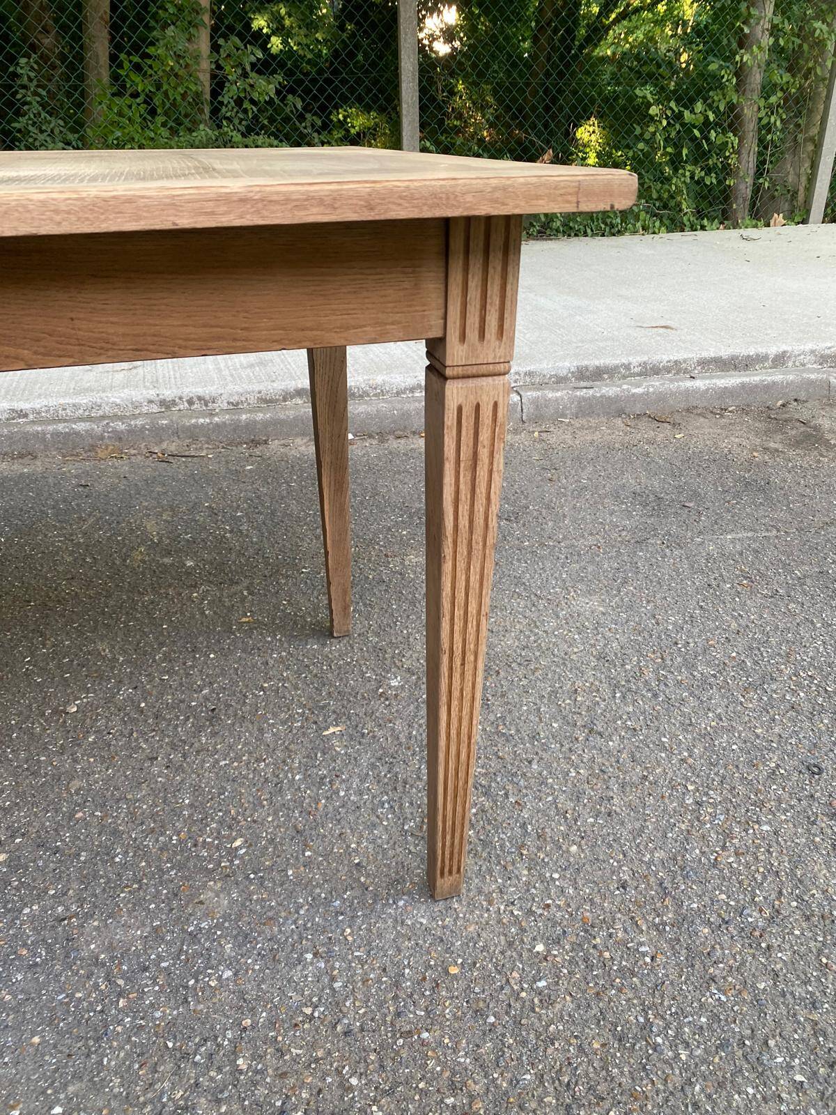 Louis XVI dining table renovated in raw wood from the 19th century