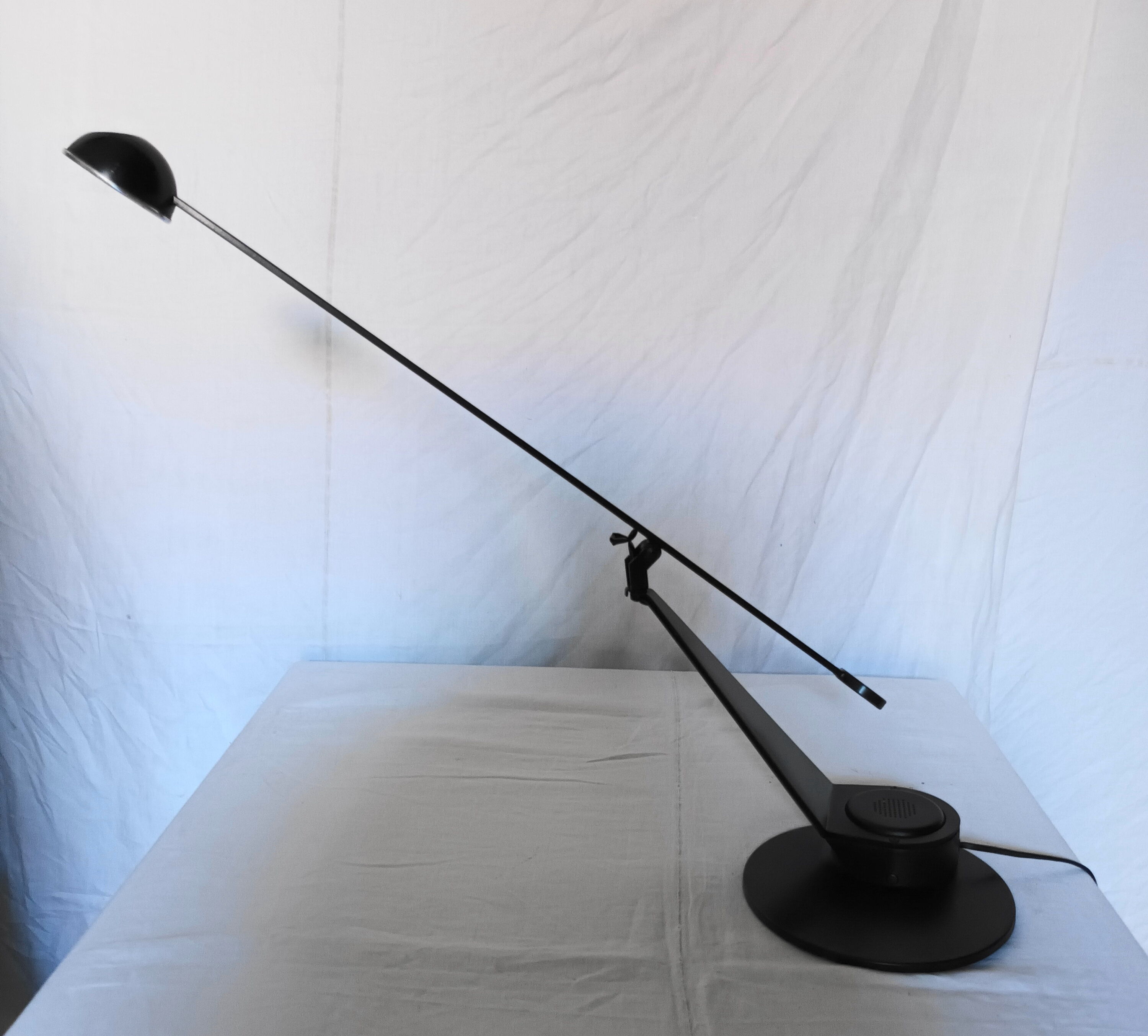 Rodolfo Bonetto's pendulum desk lamp for Guzzini, 80s