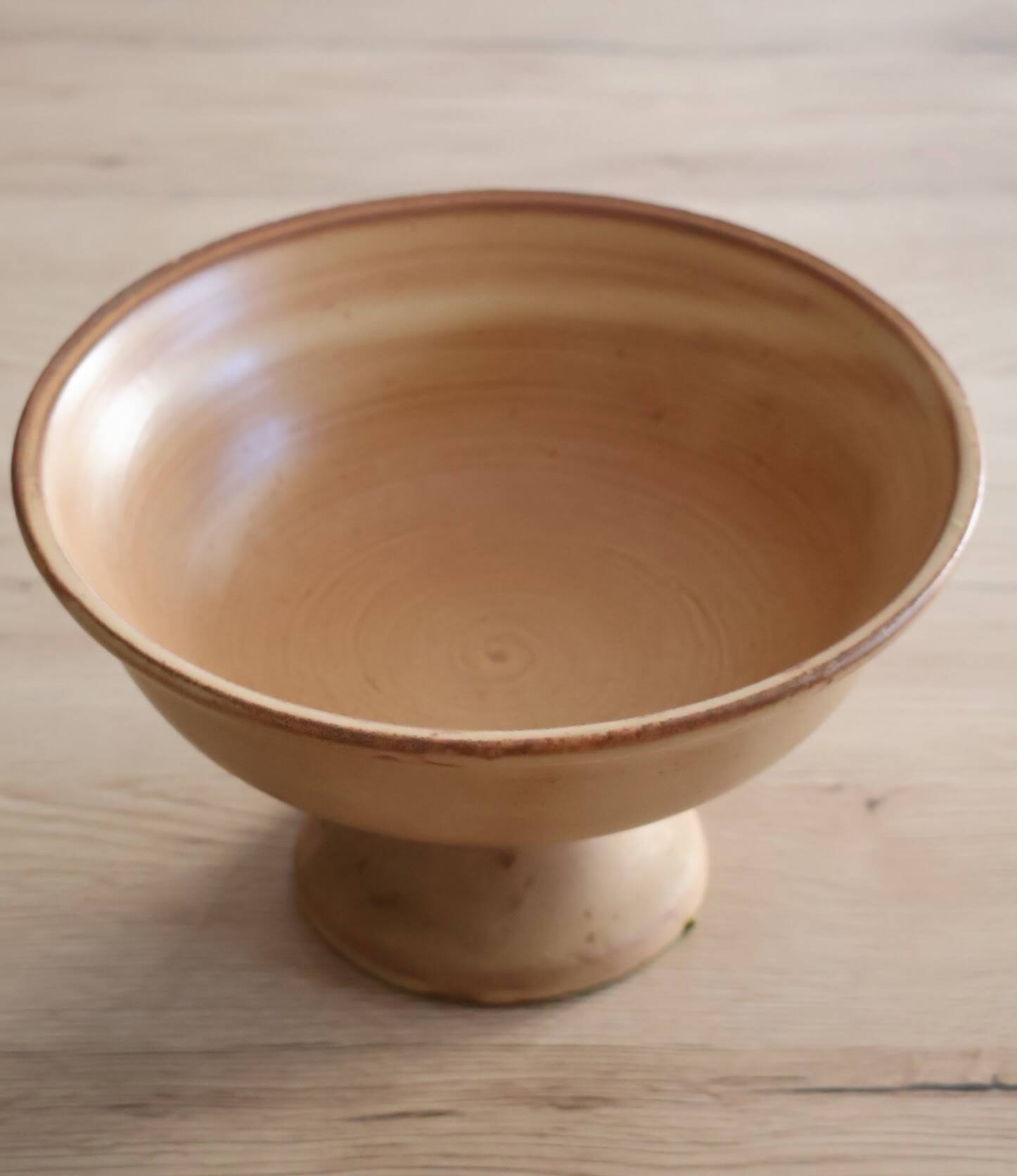 Compotier or fruit bowl on round terracotta base