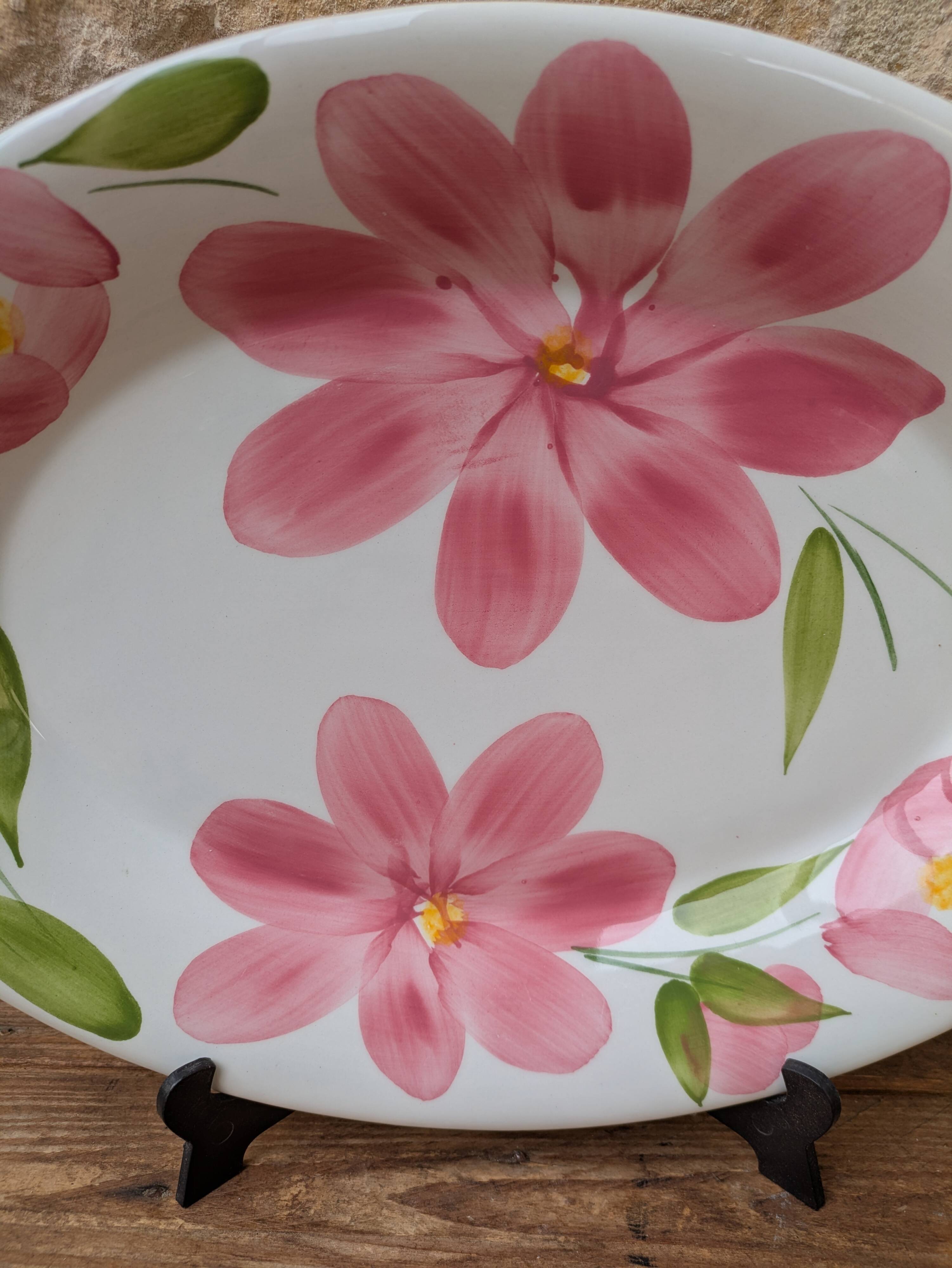 Oval serving dish with hand-painted pink flowers in San Marciano ceramic.