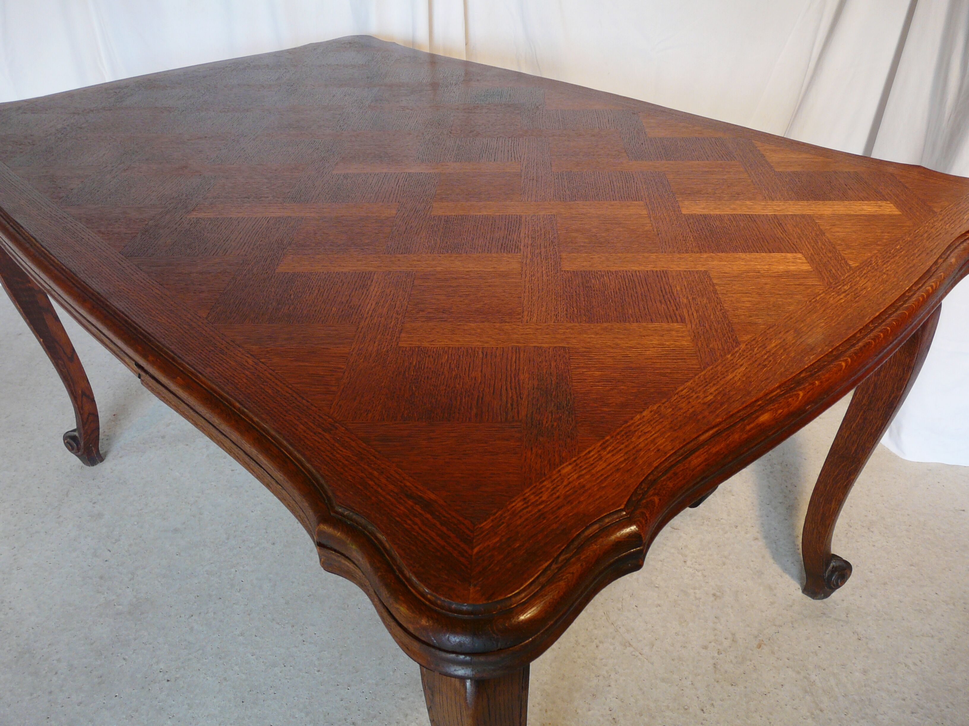 Extendable rectangular table with Italian extension cords