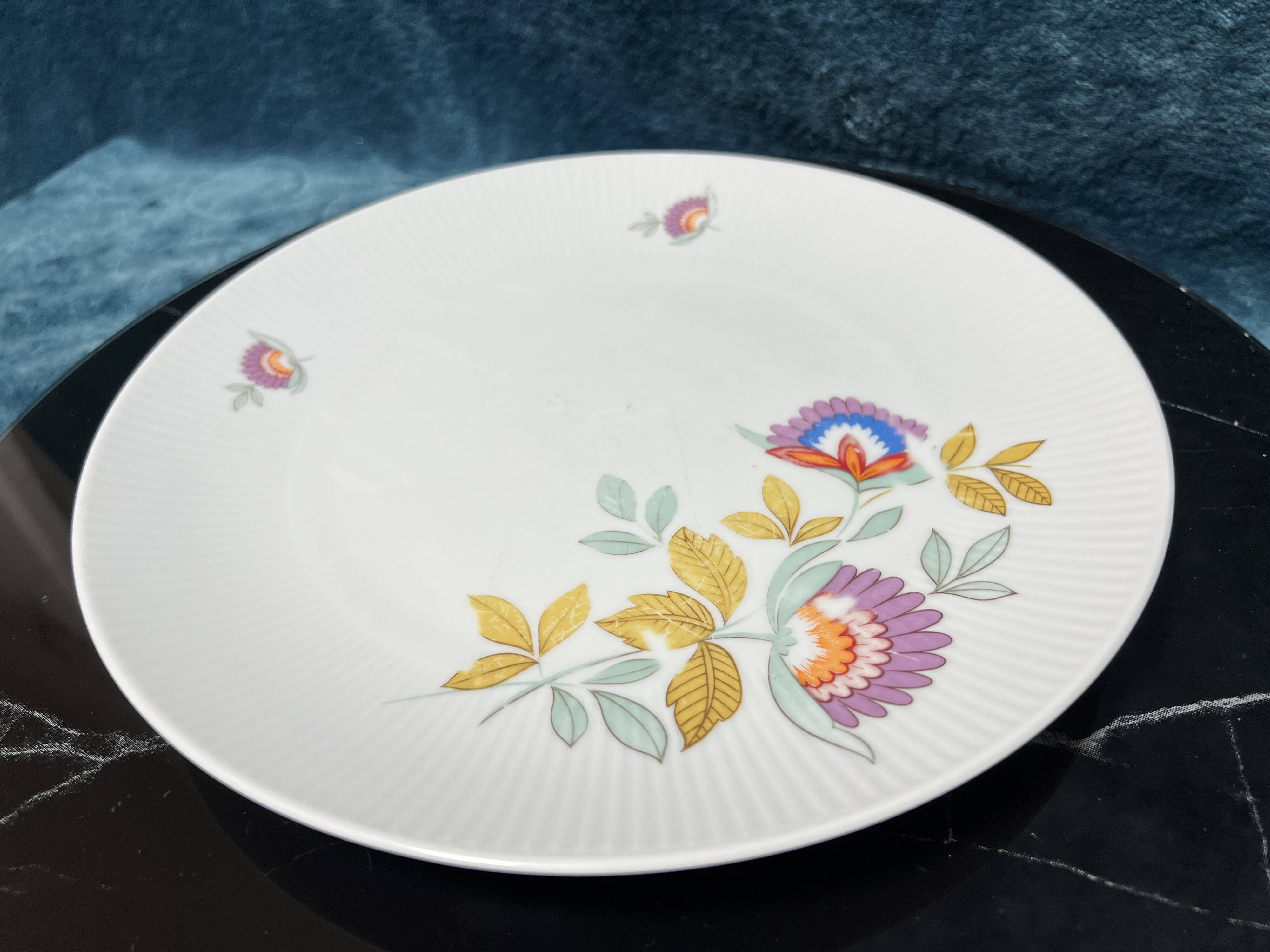 2 flat plates in white porcelain Seltmann Weiden, Bavaria, W. Germany