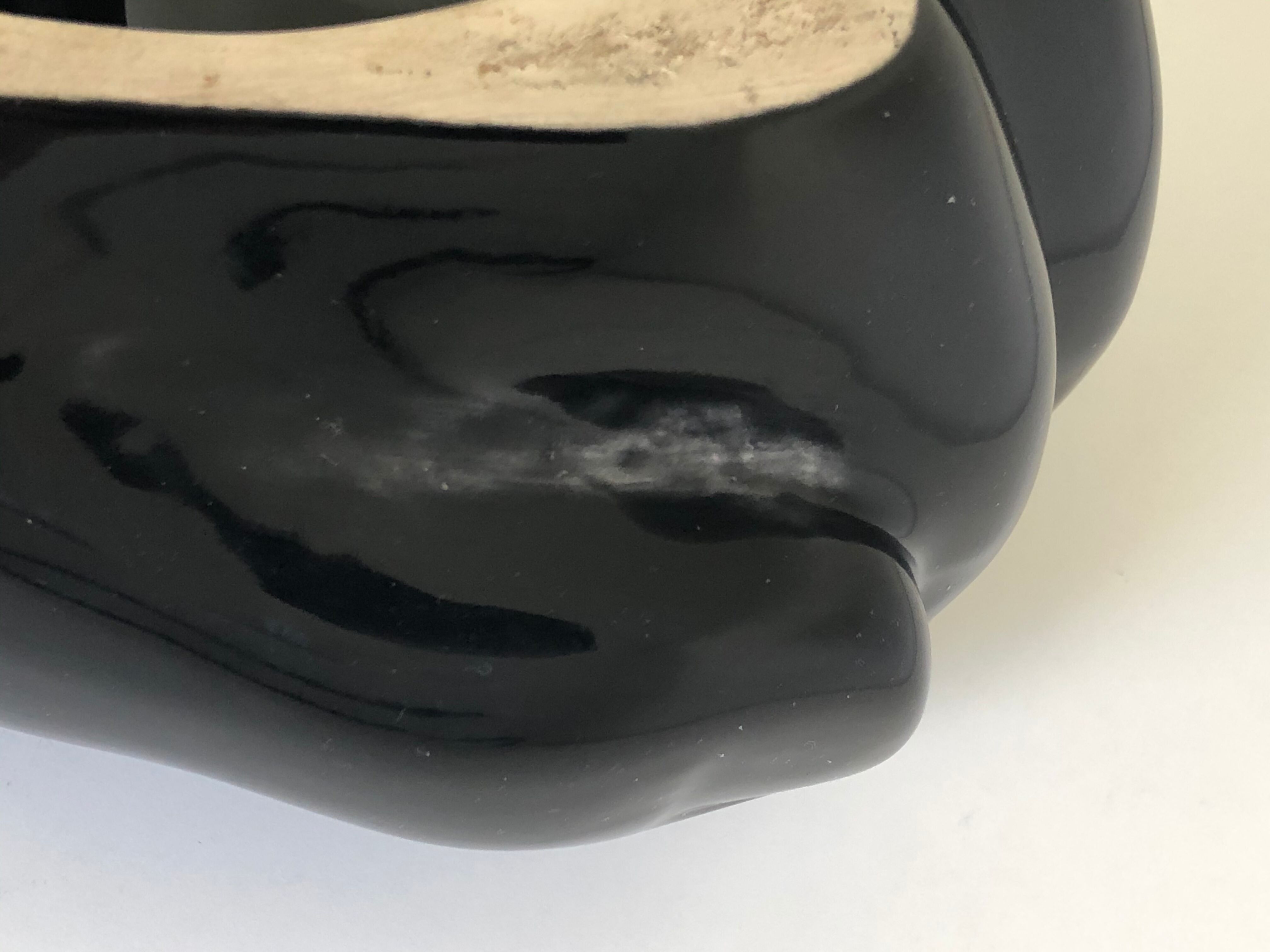 Empty black enamelled hand-shaped ceramic pocket, 1970