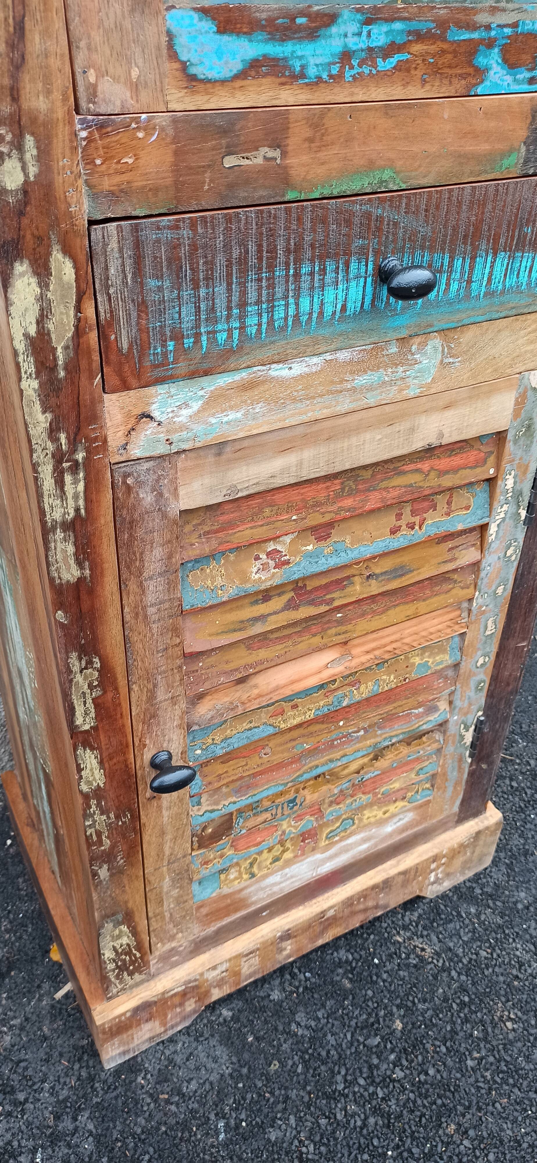 Bibliothèque en bois coloré avec vitres