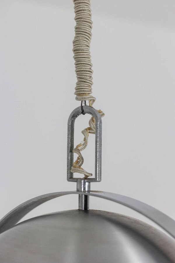 Suspension de Style industriel en métal brossé et opaline. Années 1970.