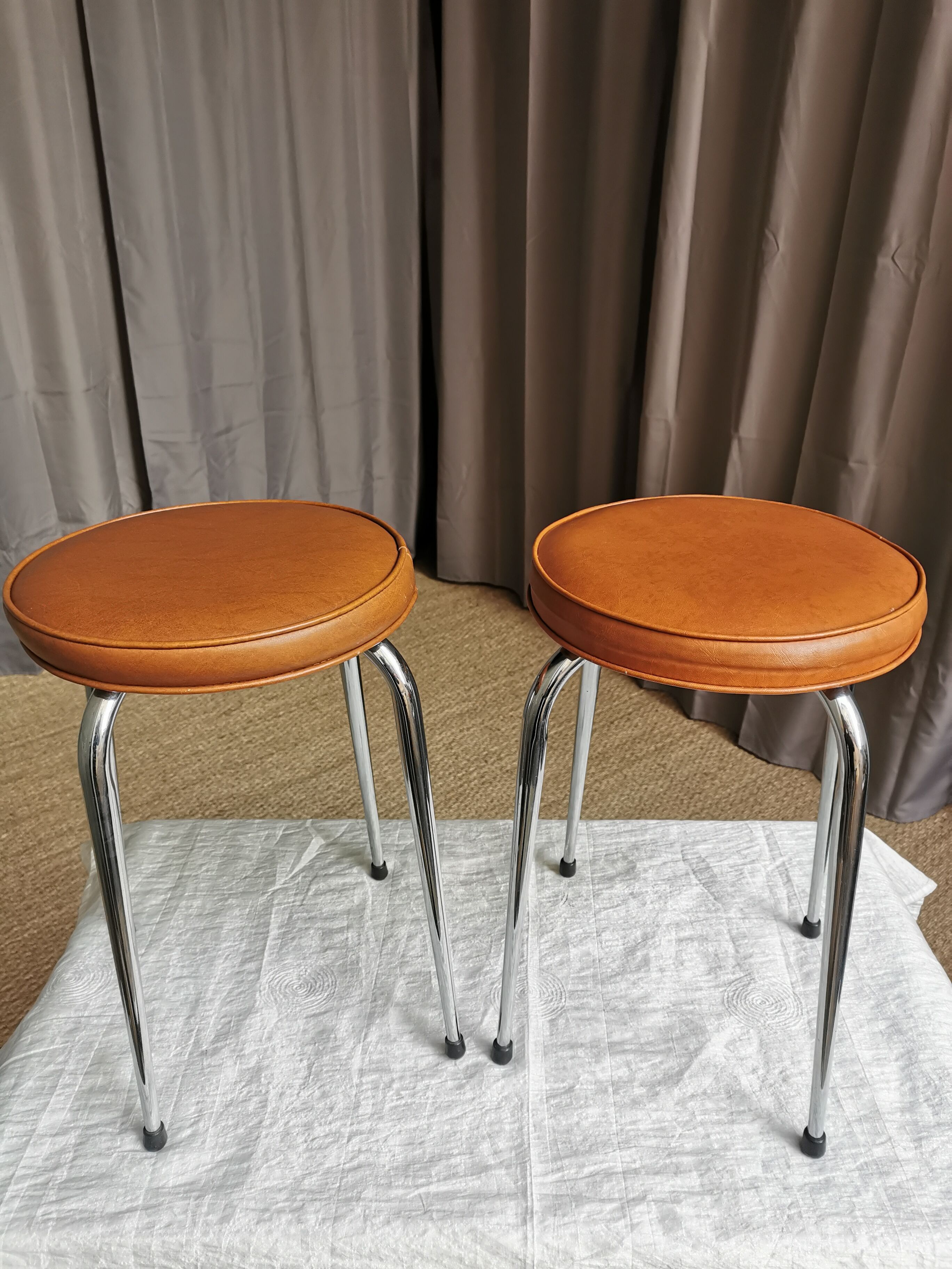 Pair of vintage stools "spindle feet"