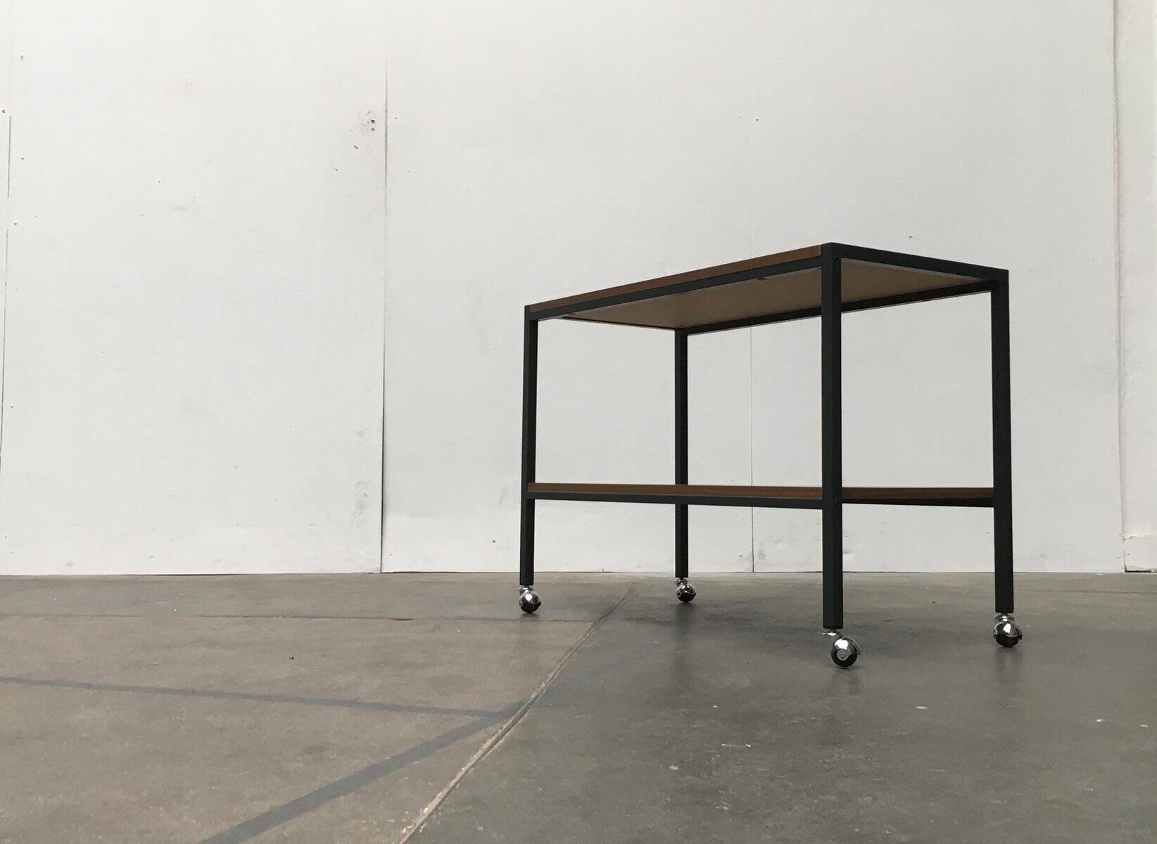 Chariot de bar minimaliste en teck du milieu du siècle