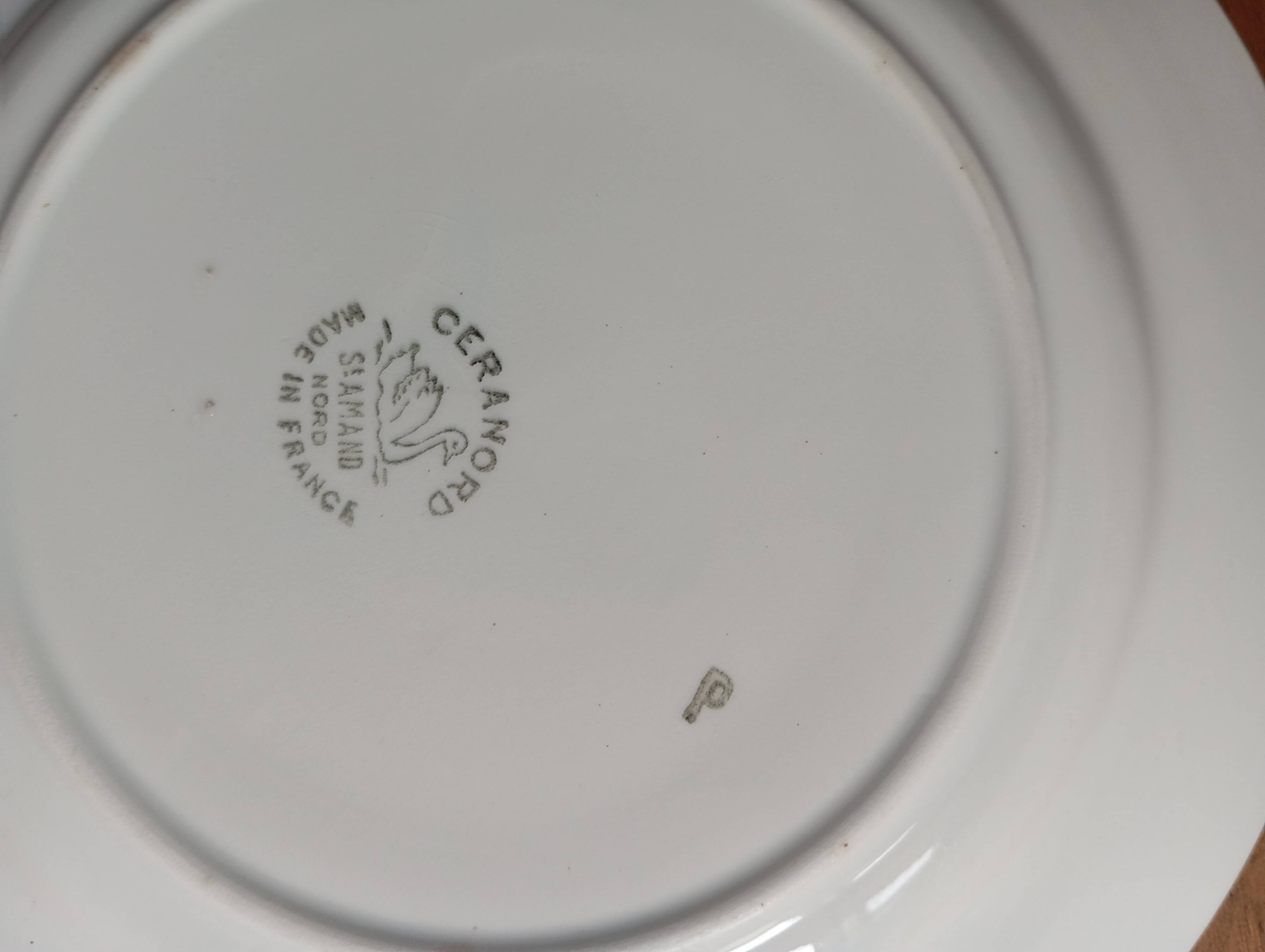 Set of 8 "St Amand" dessert plates with fruit decoration