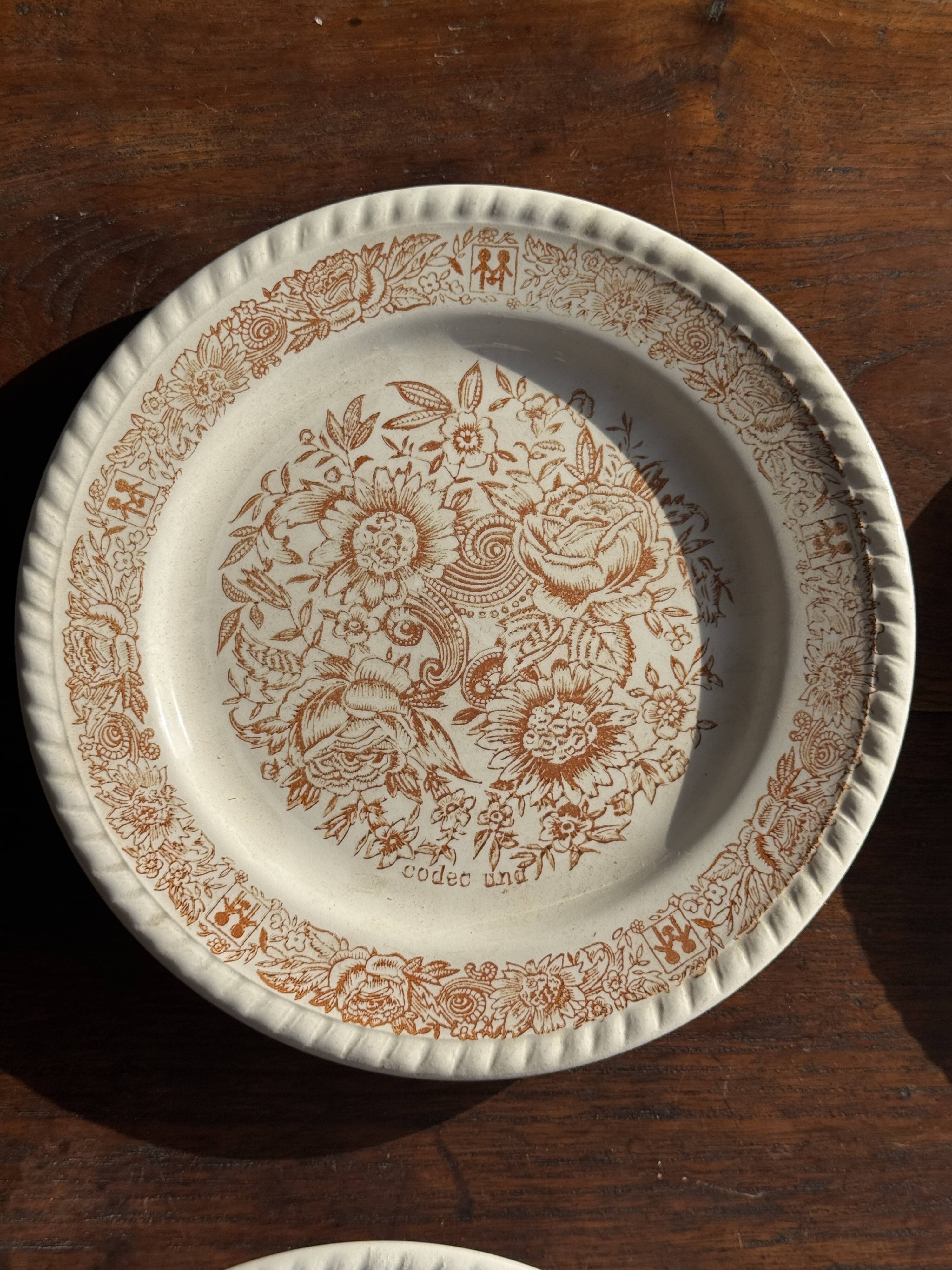 Set of 4 small dessert plates with a vintage stylised flower pattern.
