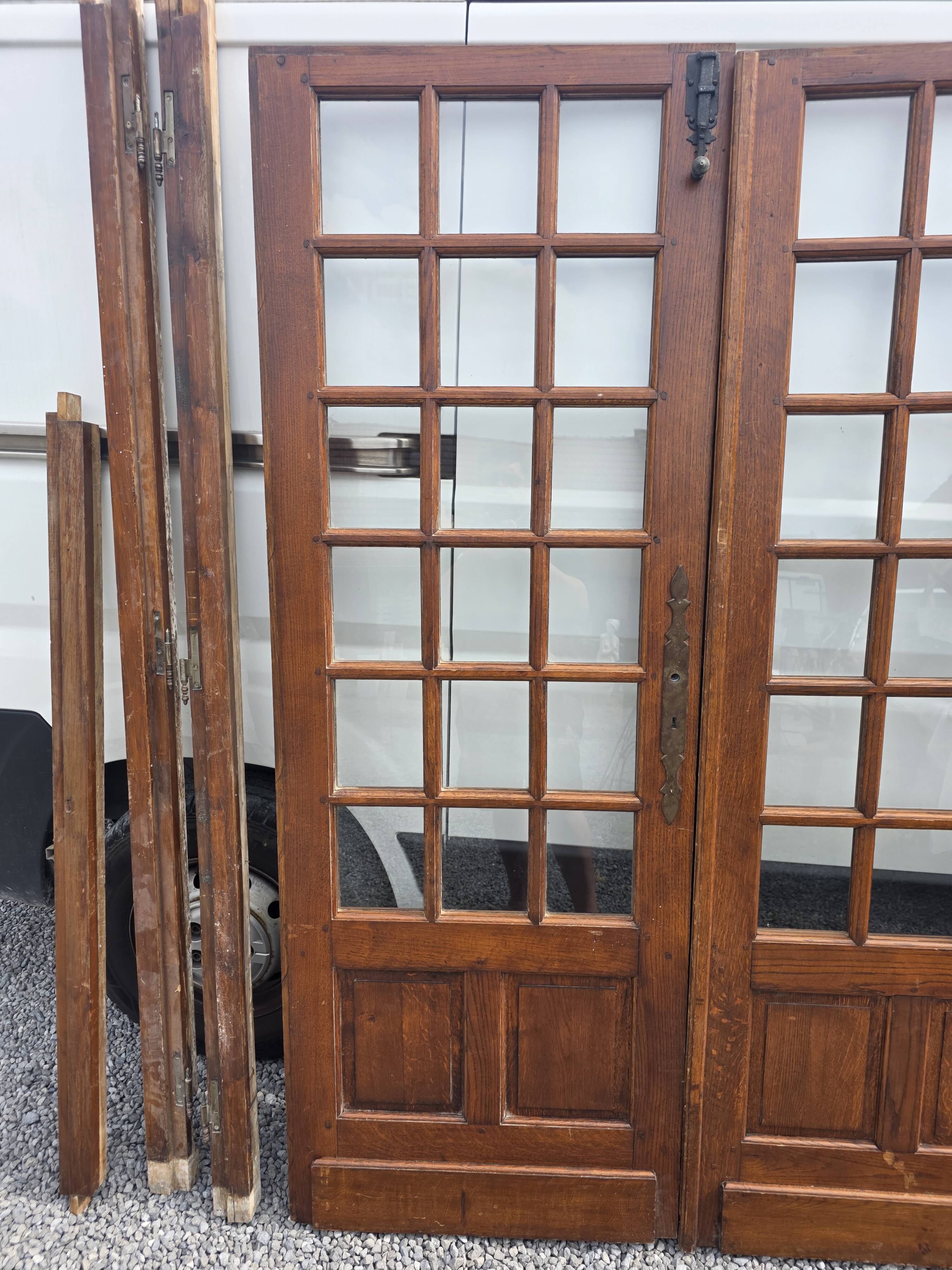 Paire de portes de séparation en chêne petits carreaux XXe